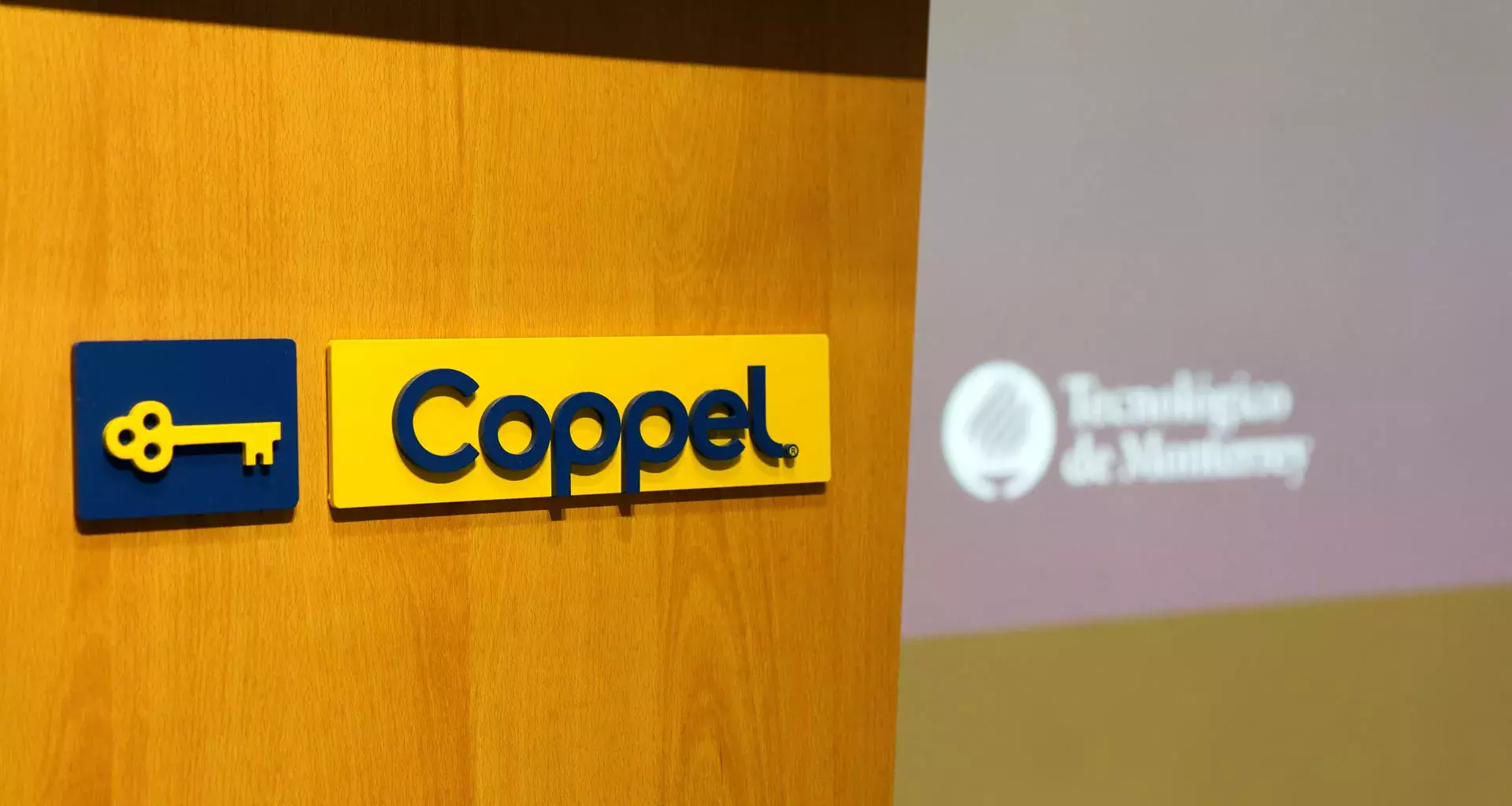 Logo de Coppel y Tec de Monterrey