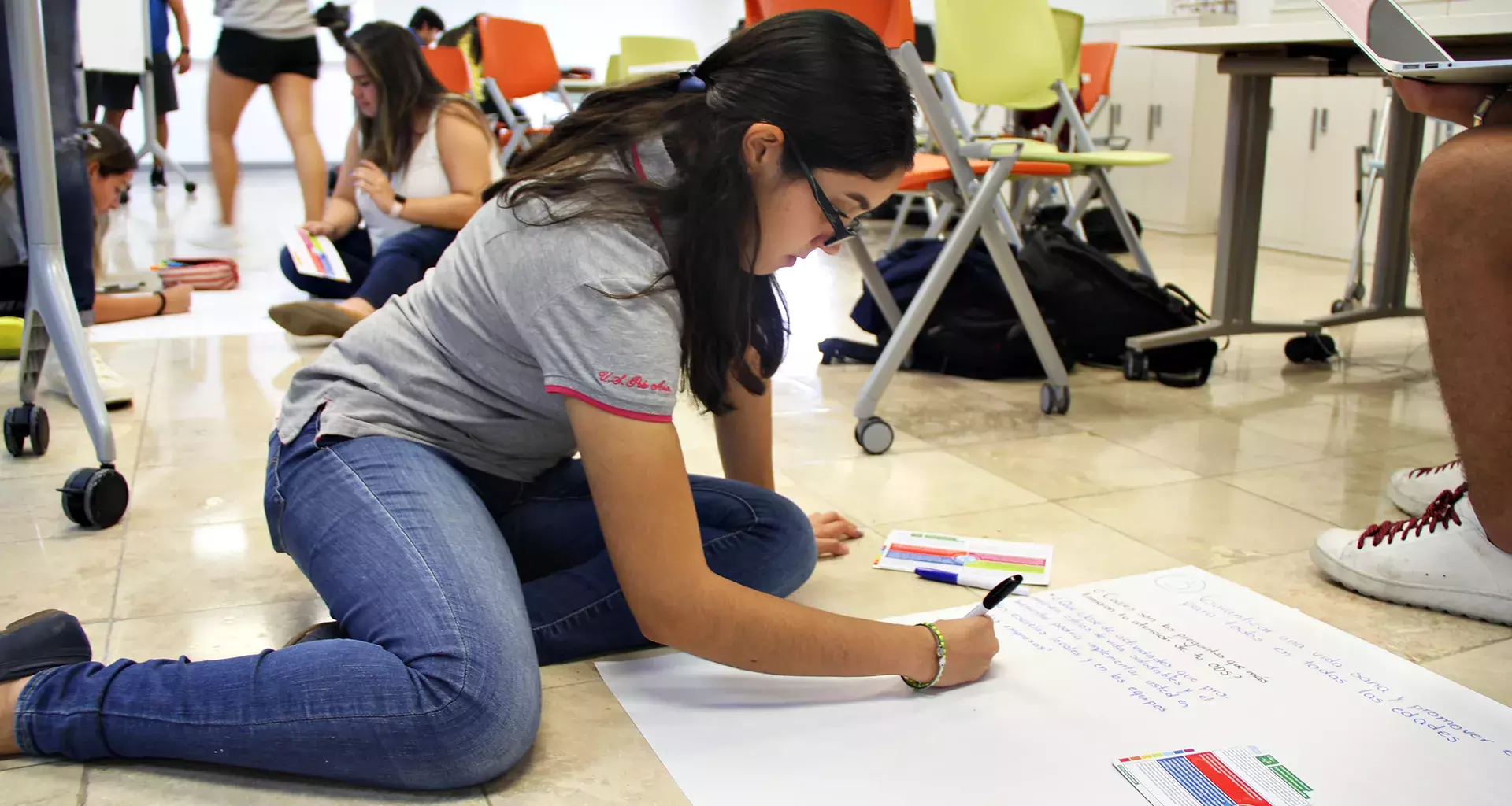 Alumna del Tecnológico de Monterrey campus Tampico trabajando durante la Semana Tec