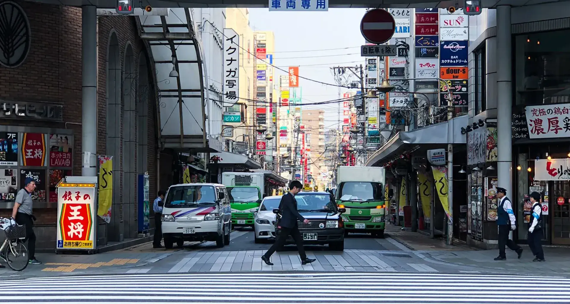Hombre atravesando la calle de la ciudad