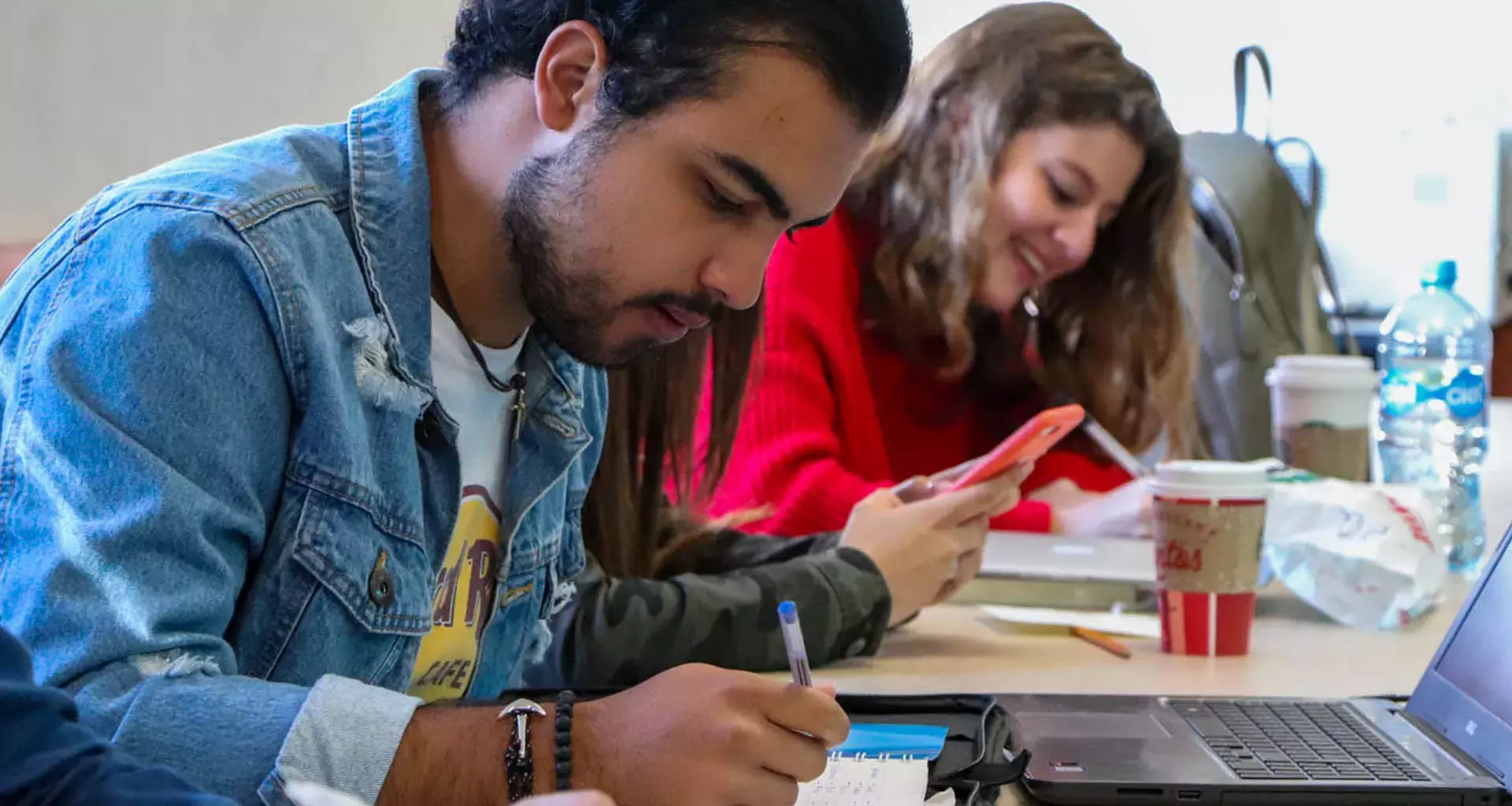 Retos reales, aprendizajes reales: alumnos colaboran con empresarios