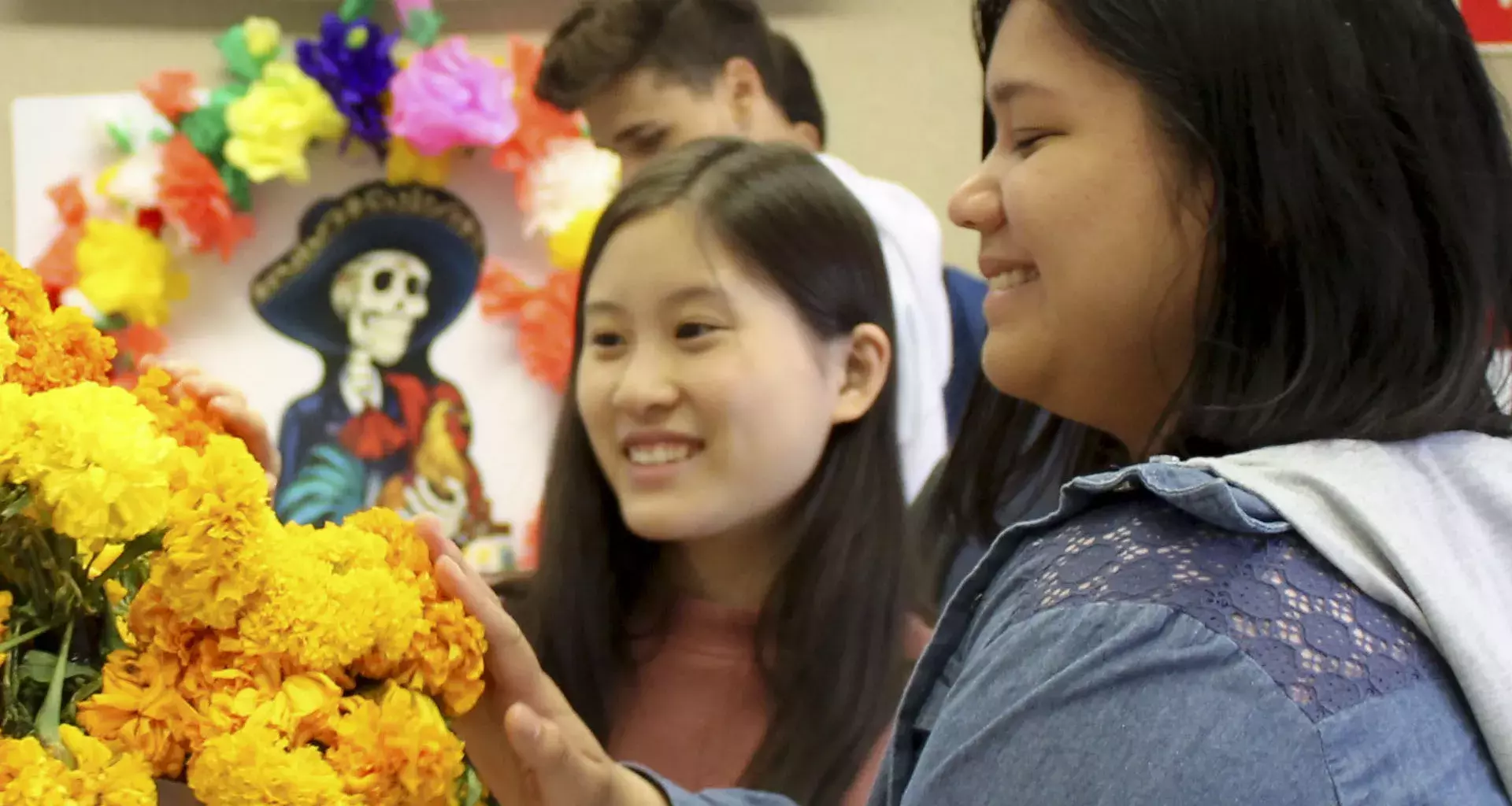 Intercambistas festejan día de muertos