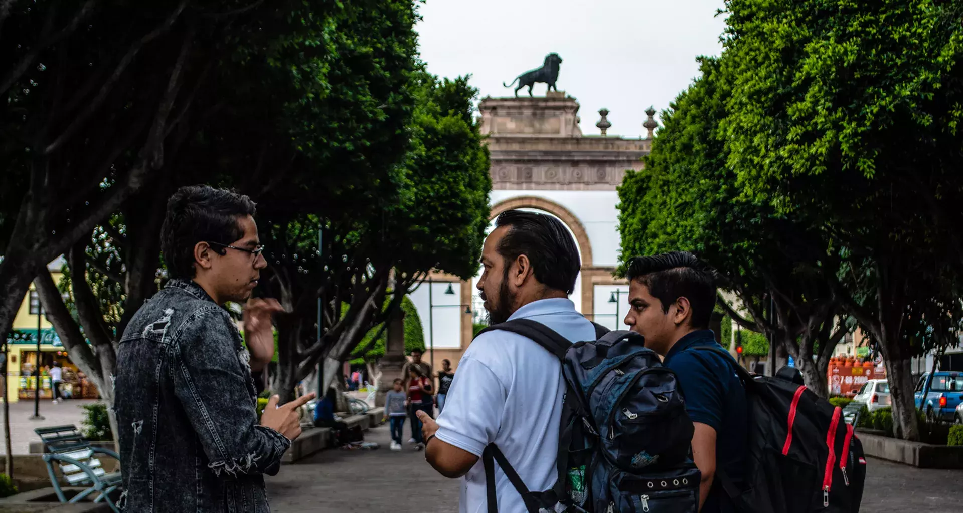 Alumno de arquitectura dando asesoría a ciudadano leonés 