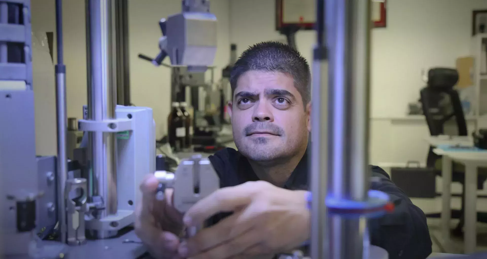 Ingeniero de la NASA invita a jóvenes a pensar “fuera de la línea”