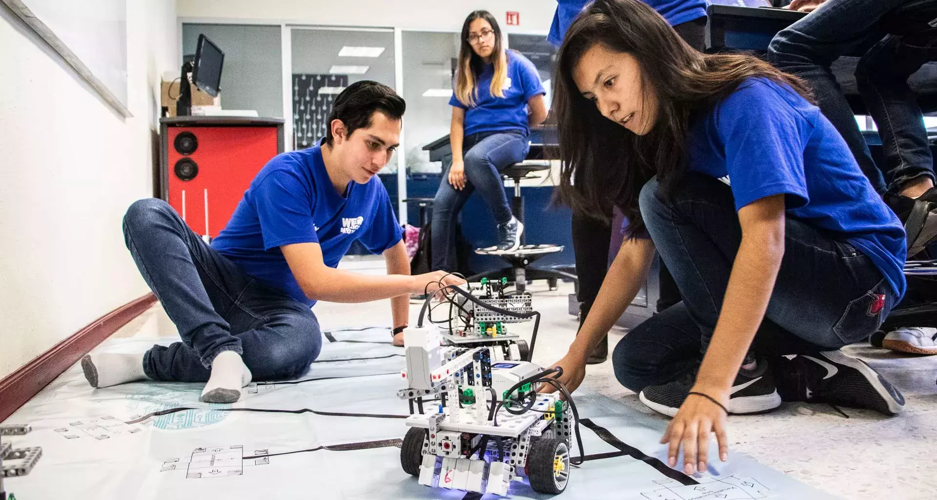 Participantes de KEYBOT trabajando en equipo. 