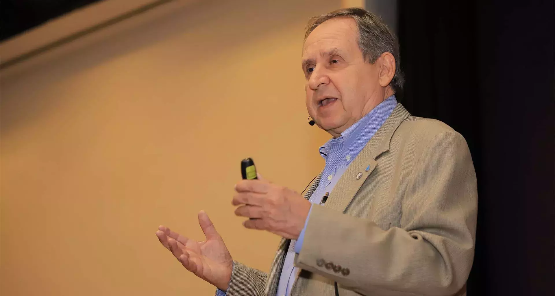 Salvador Alva, presidente del Tec de Monterrey en conferencia en Tec Santa Fe. 