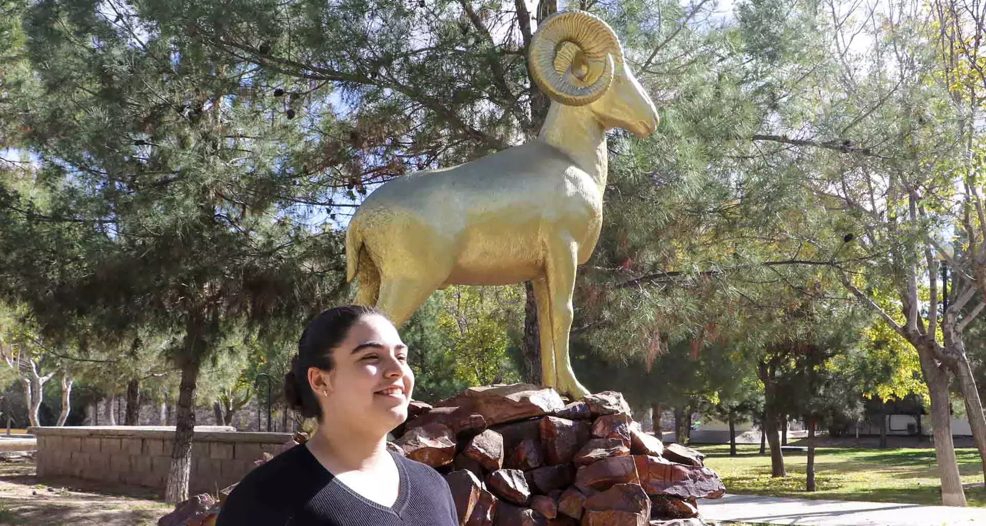 Katia García posando frente al Borrego