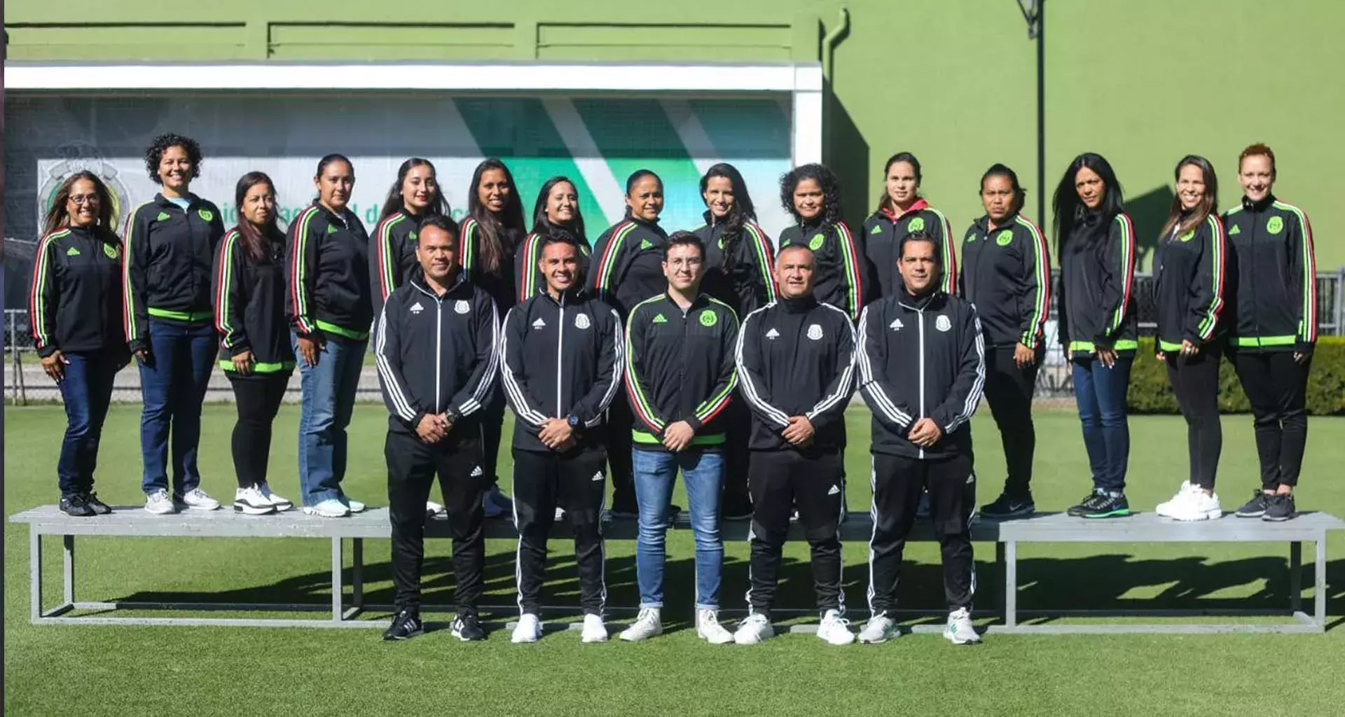 Equipo de visores de la Selección Mexicana de Futbol. 