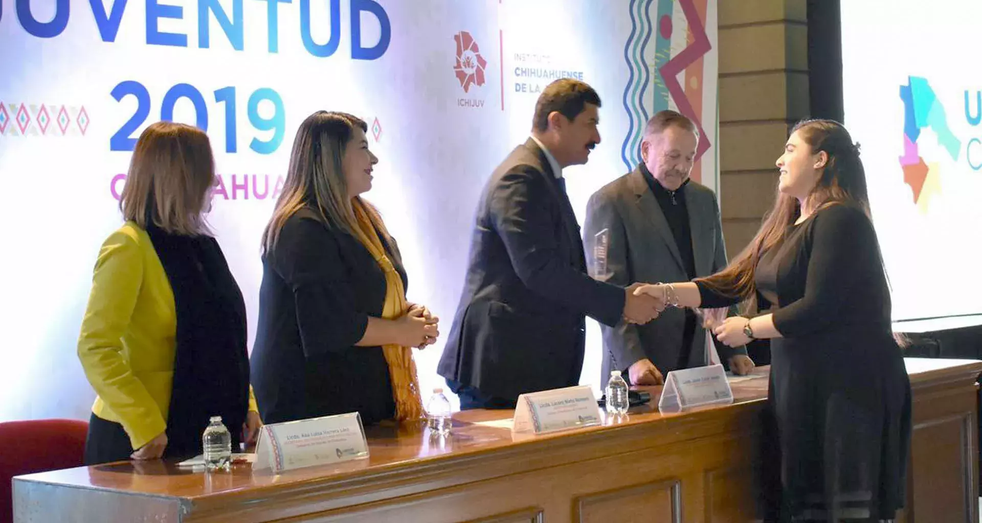 Katia García recibe premio estatal de la juventud