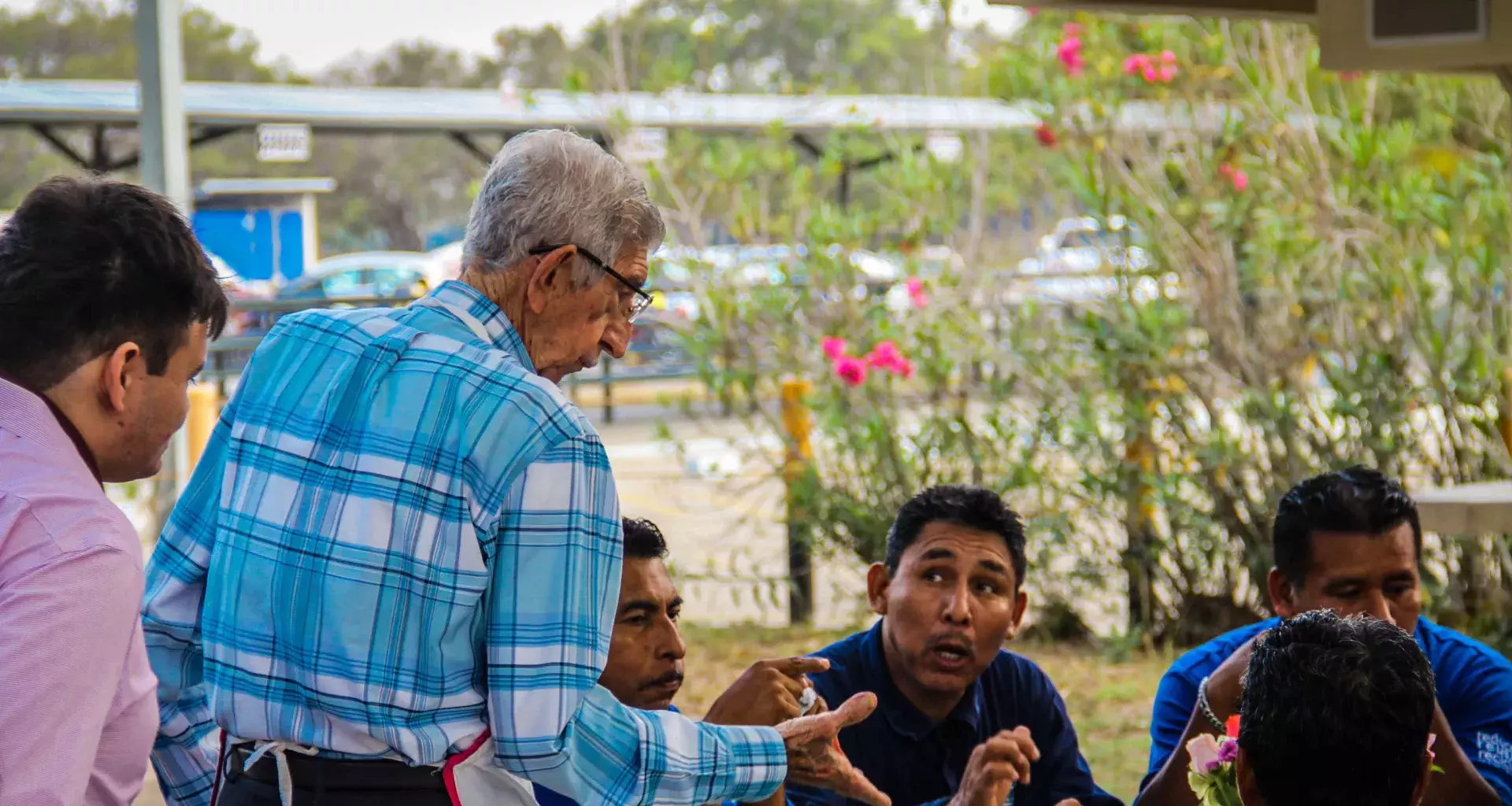 Profesor Rubén Nuñez de Cáceres dando una conferencia 