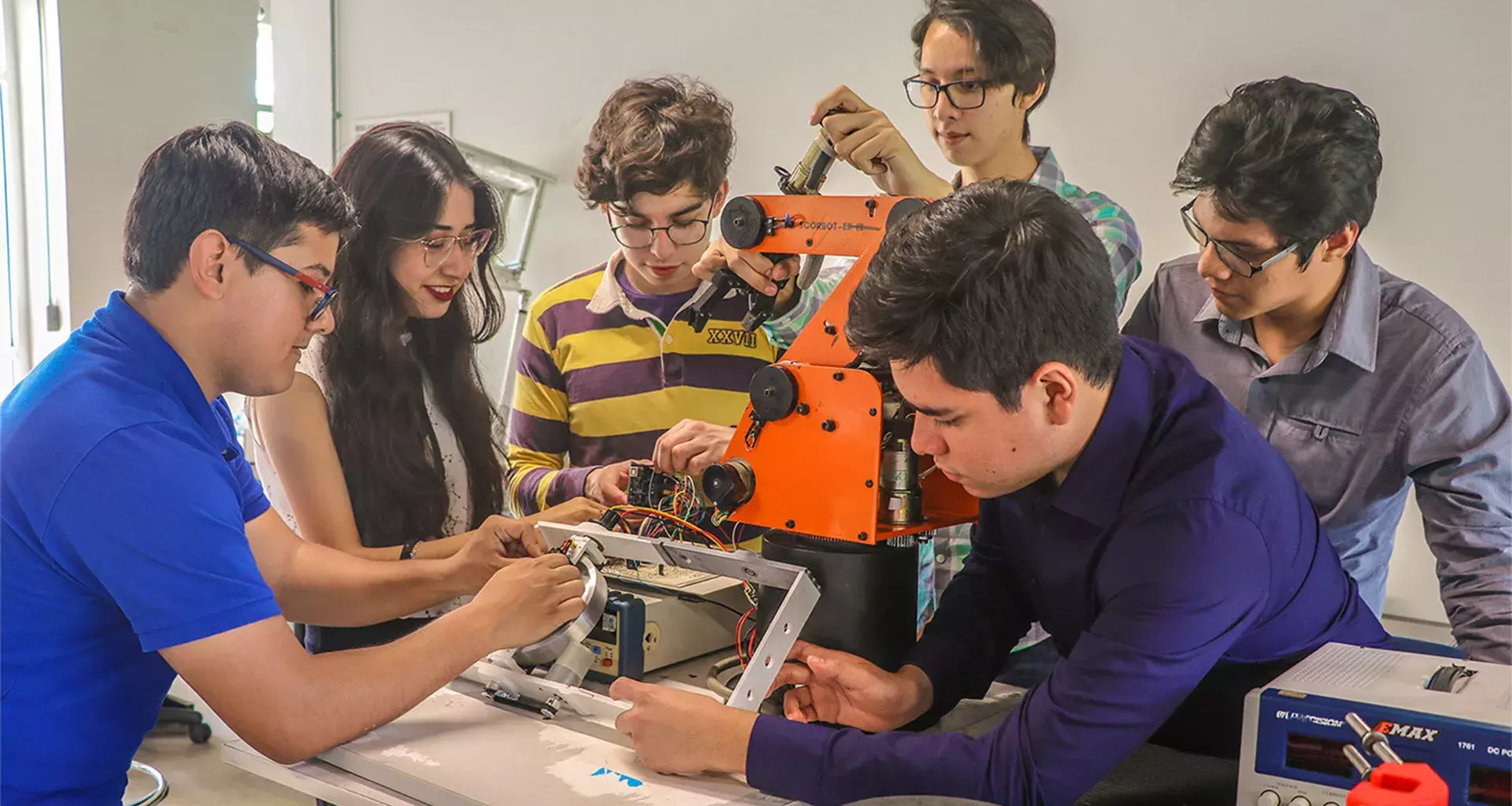 Los alumnos de ingeniería trabajando en los proyectos.