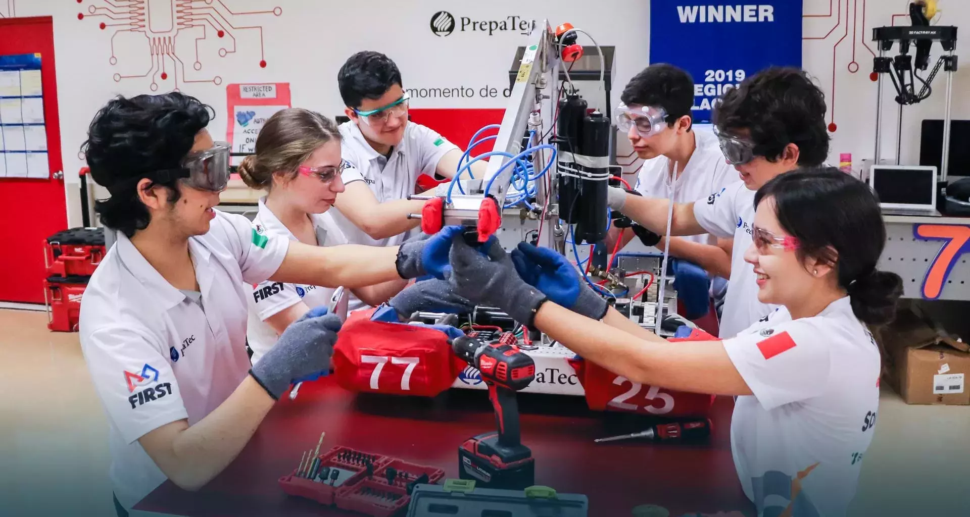 Nuts & Volts el primer equipo de PrepaTec en regional FIRST en China