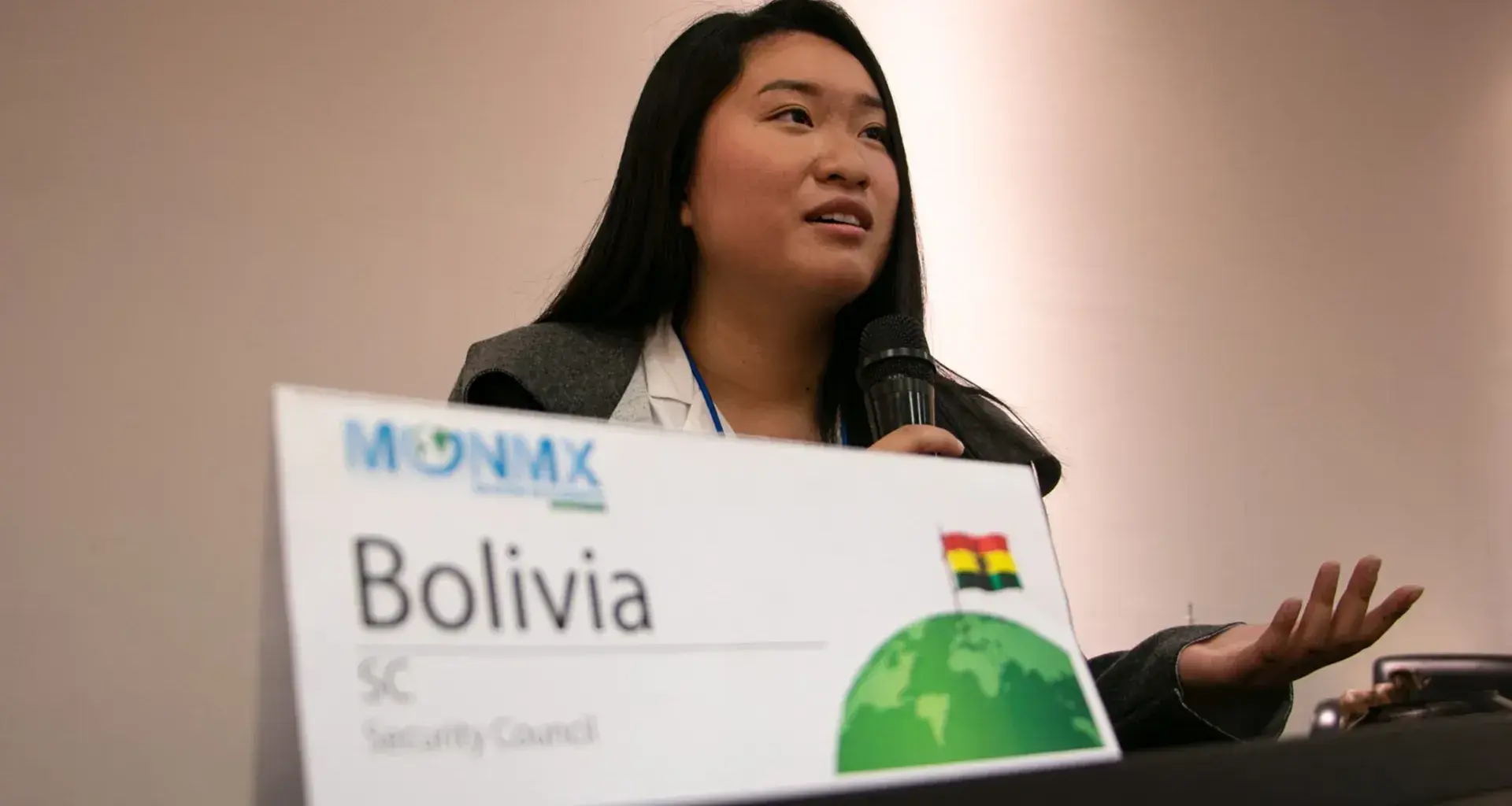 Lily exponiendoen MUN y lista para asistir a MUN HARVARD