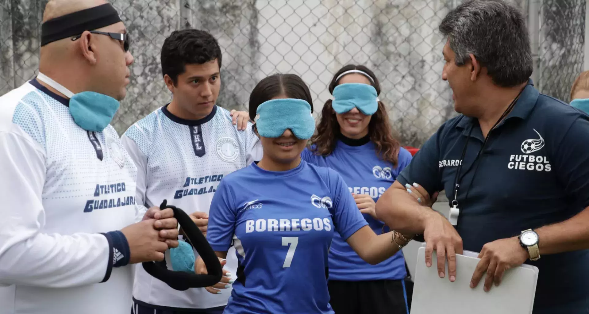 Partido de soccer entre Borregas de PrepaTec Santa Anita y Atlético Guadalajara Escuela de Futbol para Ciegos