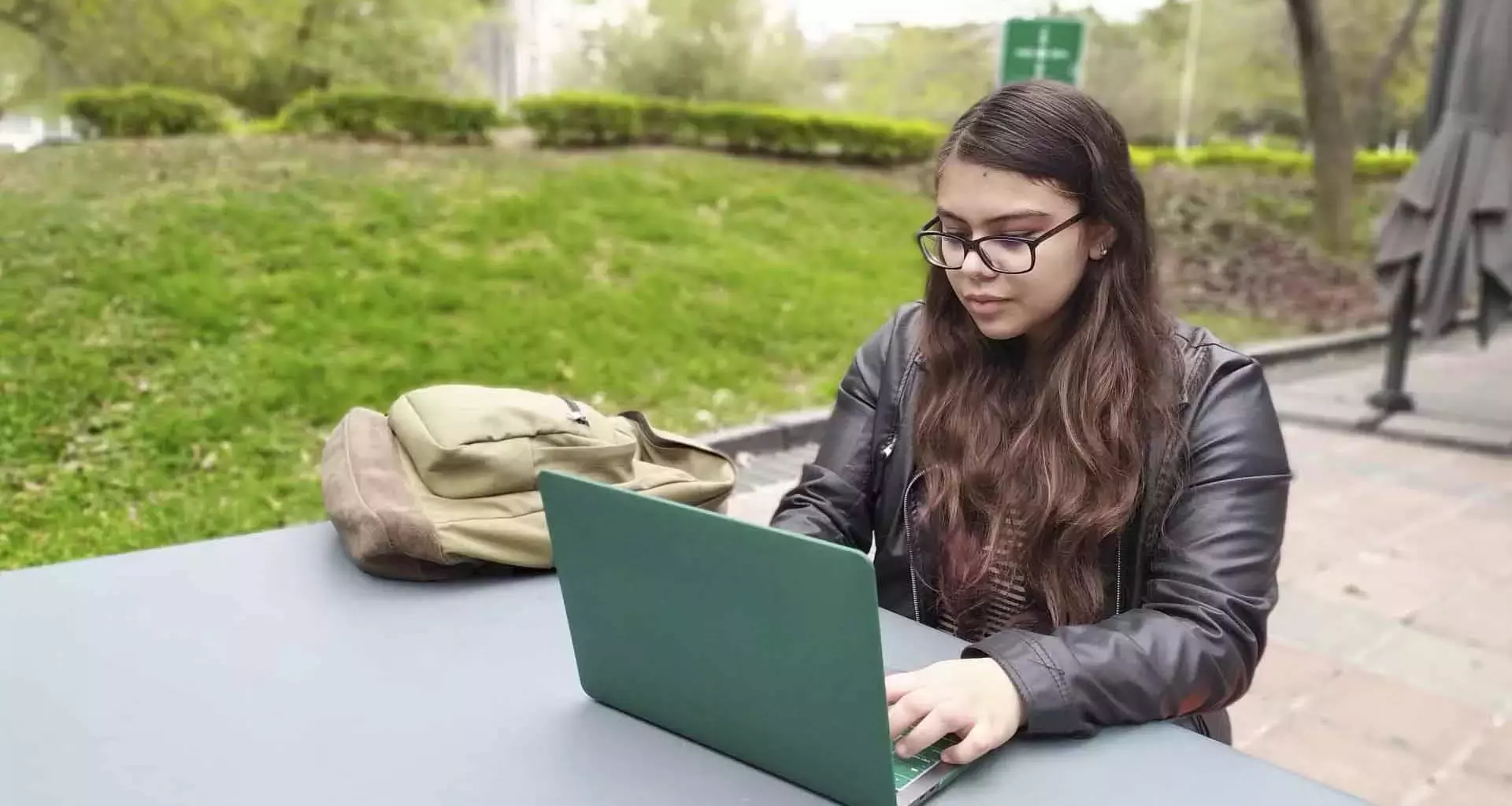 Nadia García en su computadora