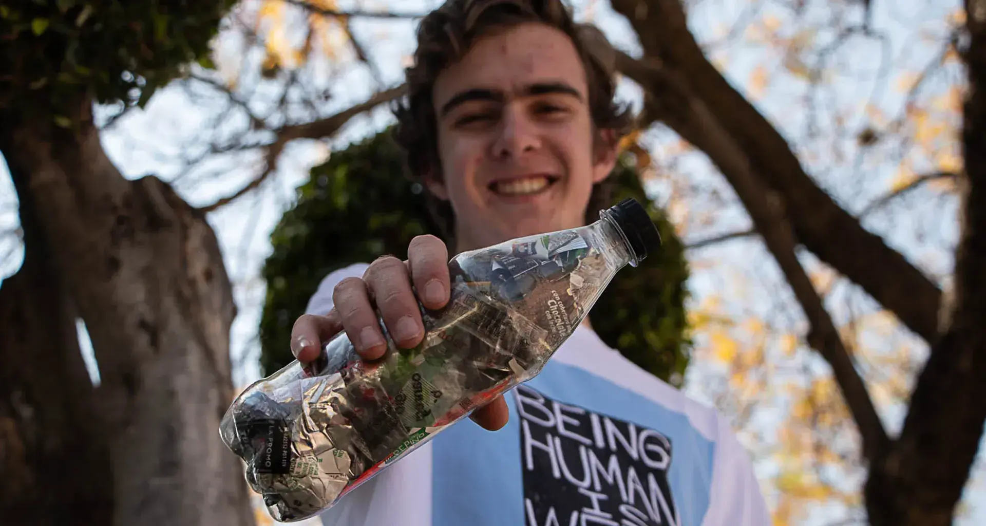 Juan Manuel González alumno prepatec crea ecoladrillos