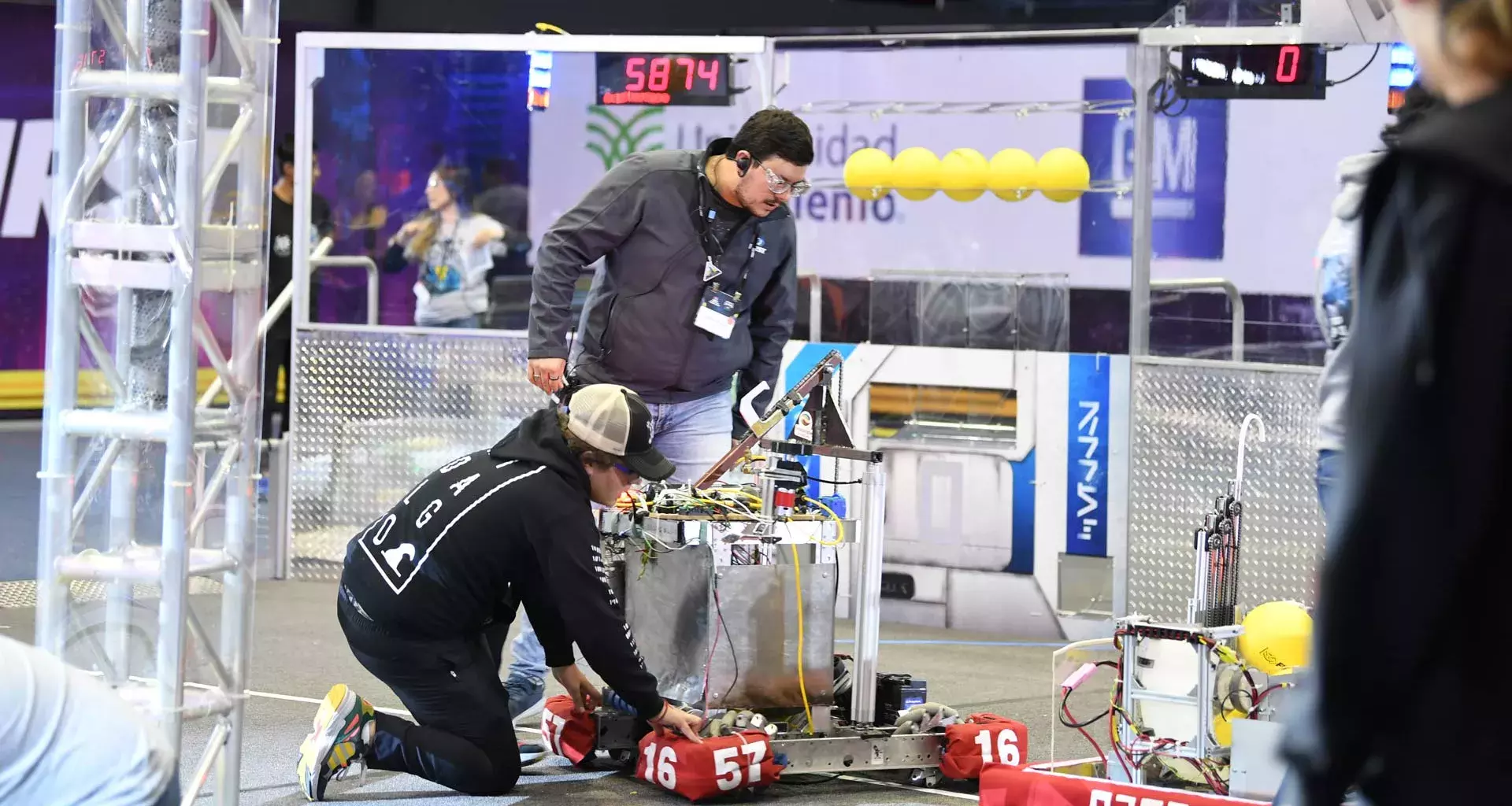 Porras, gritos y nervios: así fue el día de pruebas de FIRST Monterrey