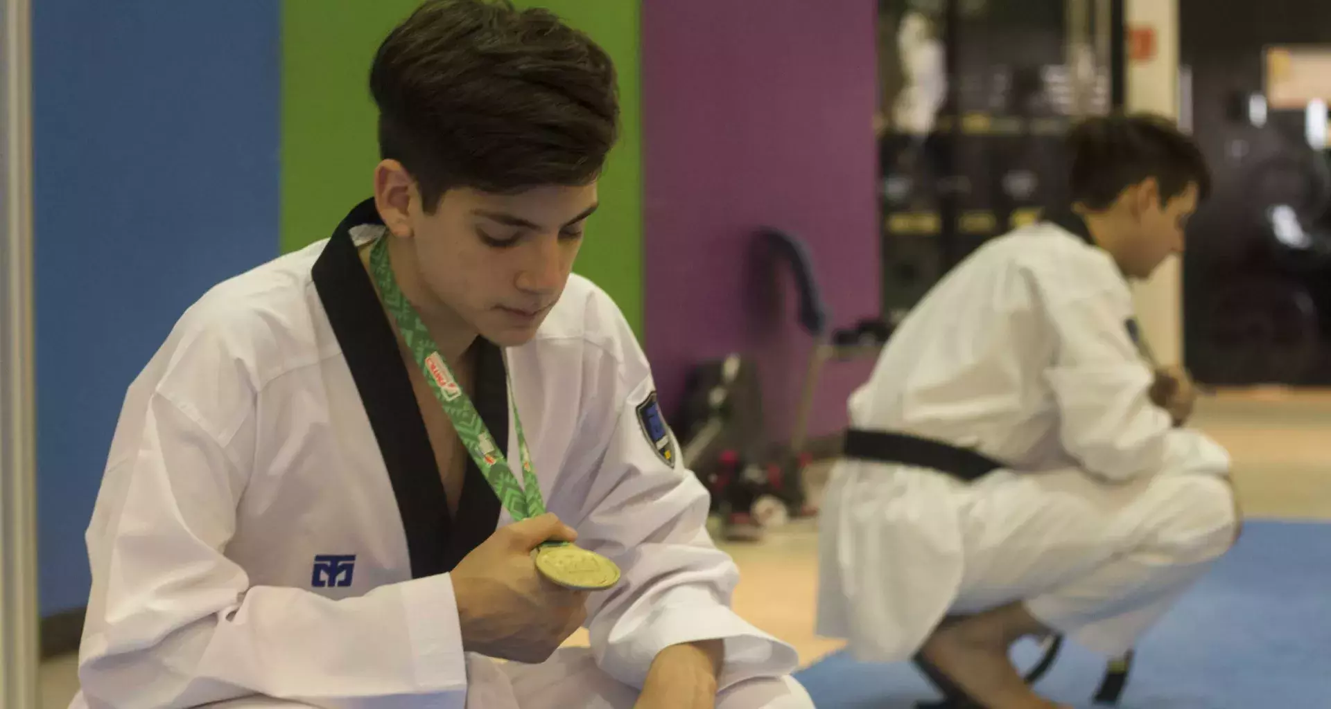 Joseph posando con su medalla de oro de la competencia nacional juvenil.