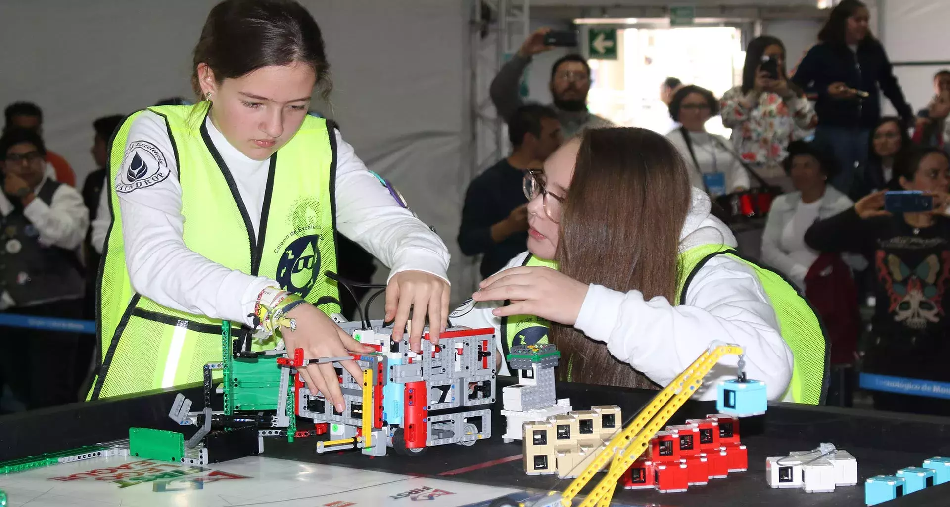 Niñas aprendiendo robótica