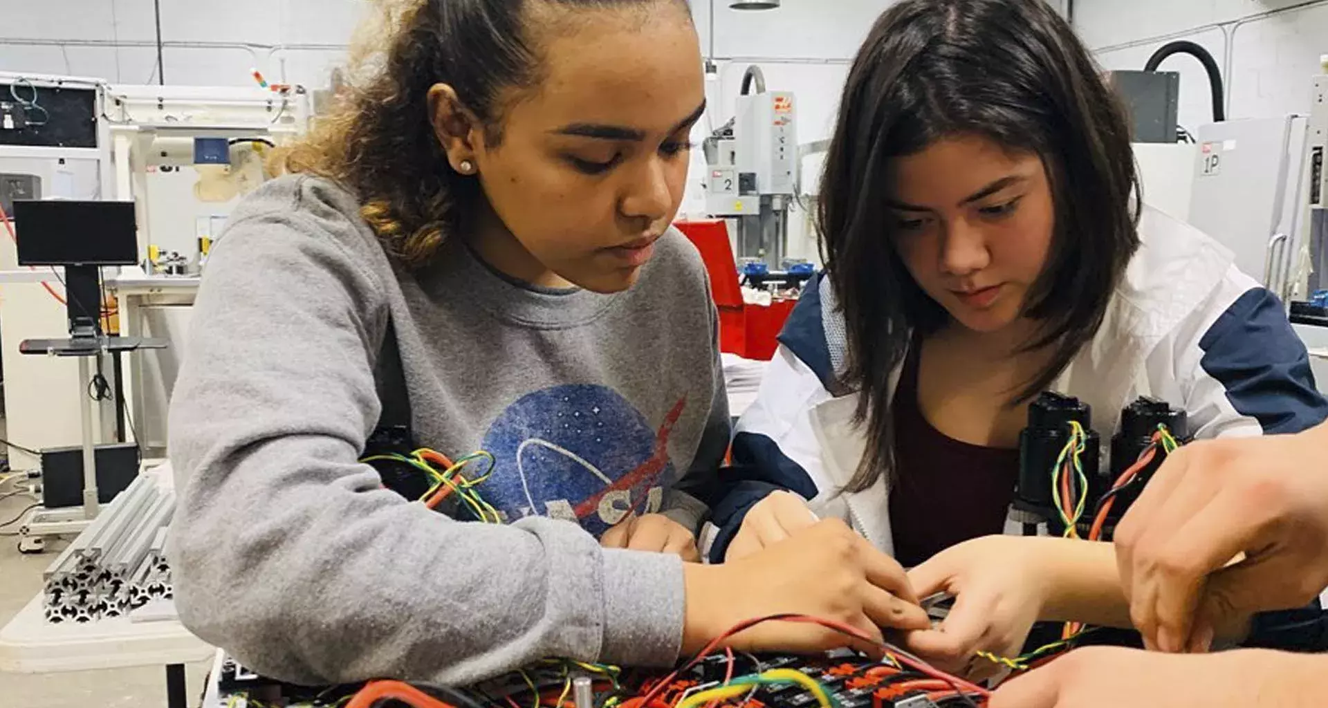 Camila y Jessica trabajando en el robot. 