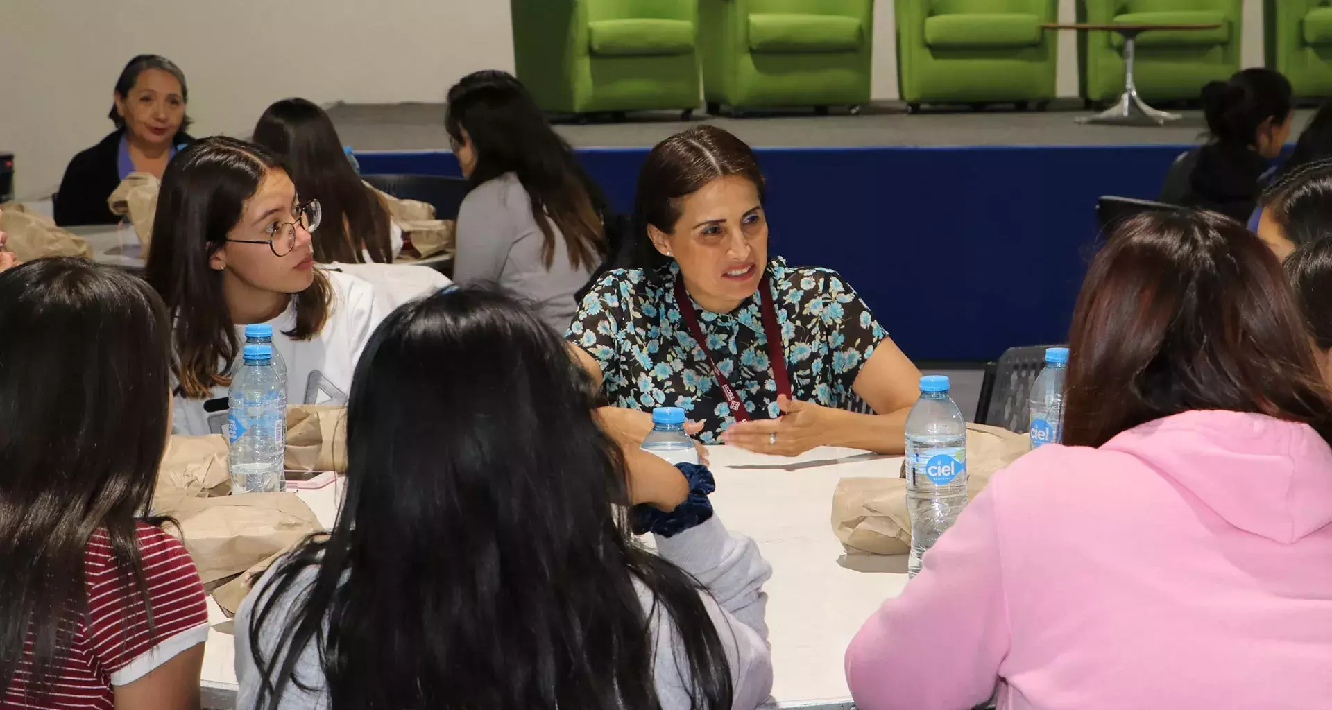 Profesora compartiendo su experiencia en las ciencias