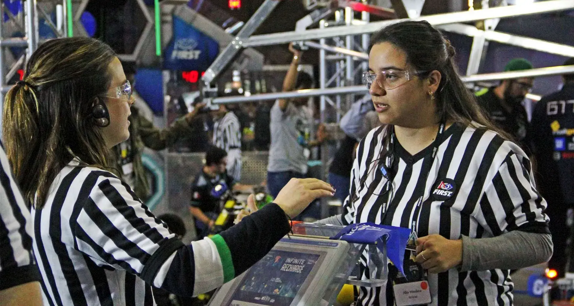 Mujeres árbitro en torneo de robótica FIRST en el Tec de Monterrey.