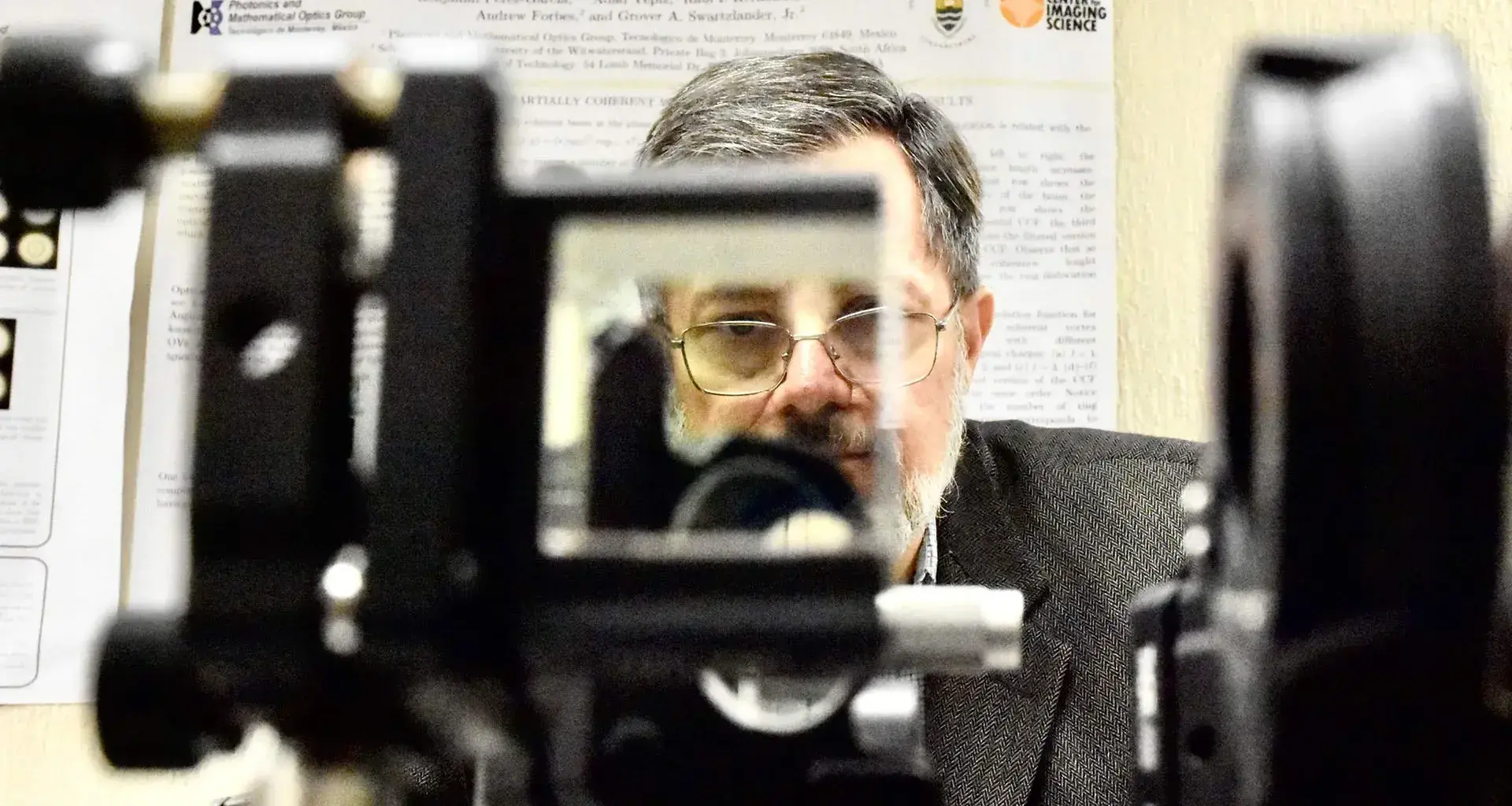 Premian a investigador del Tec por su aportación científica en óptica