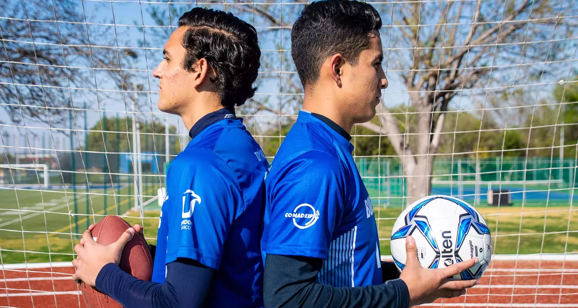 Carlos y José de espaldas con un balón de tocho y fútbol 