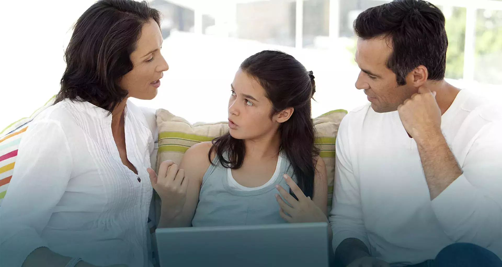 Immagen de padres e hija adolescente charlando