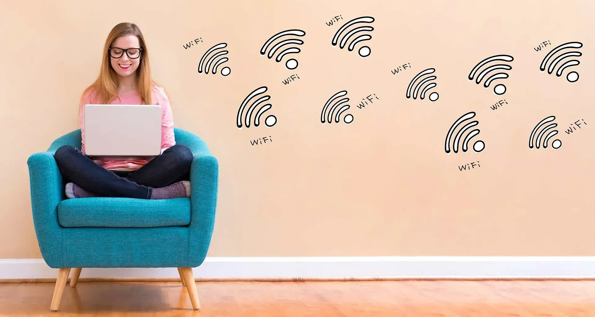 Mujer utilizando la computadora y en la pared aparecen iconos de conexión WiFi