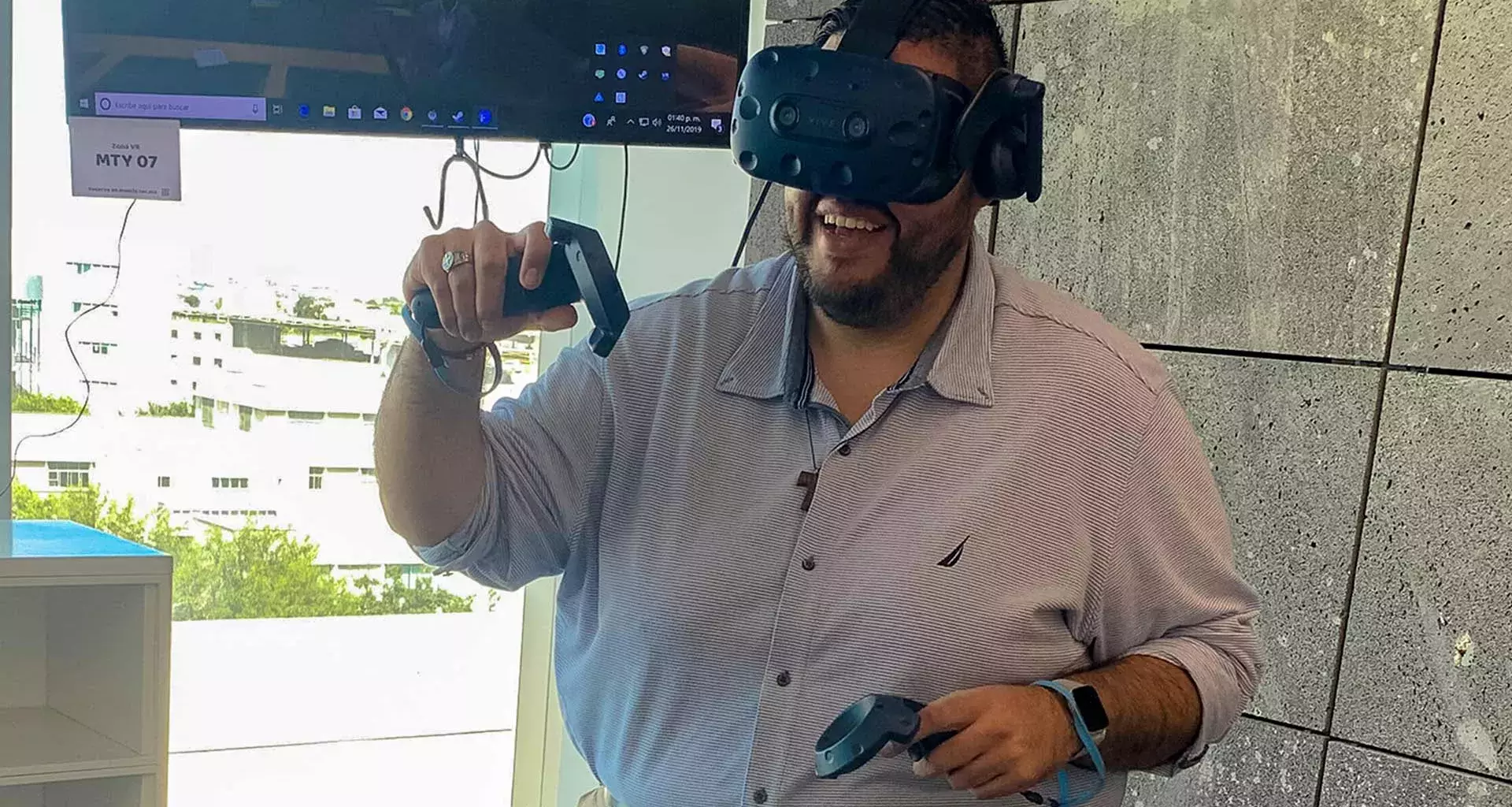 Profesor Horacio con equipo de realidad virtual