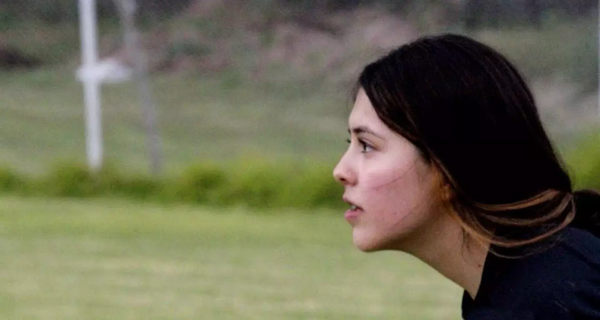 Daniela jugando fútbol en el campo de Tigres