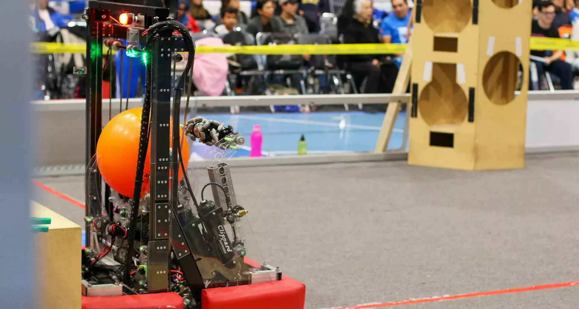 FRF: robot de competencia FIRST en cancha de juego durante en FRF 2019