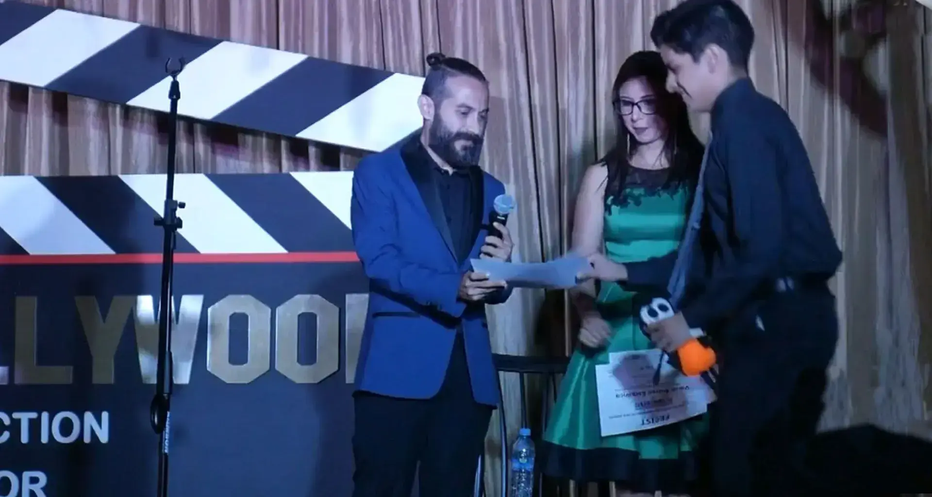 Sebastián recibiendo premio