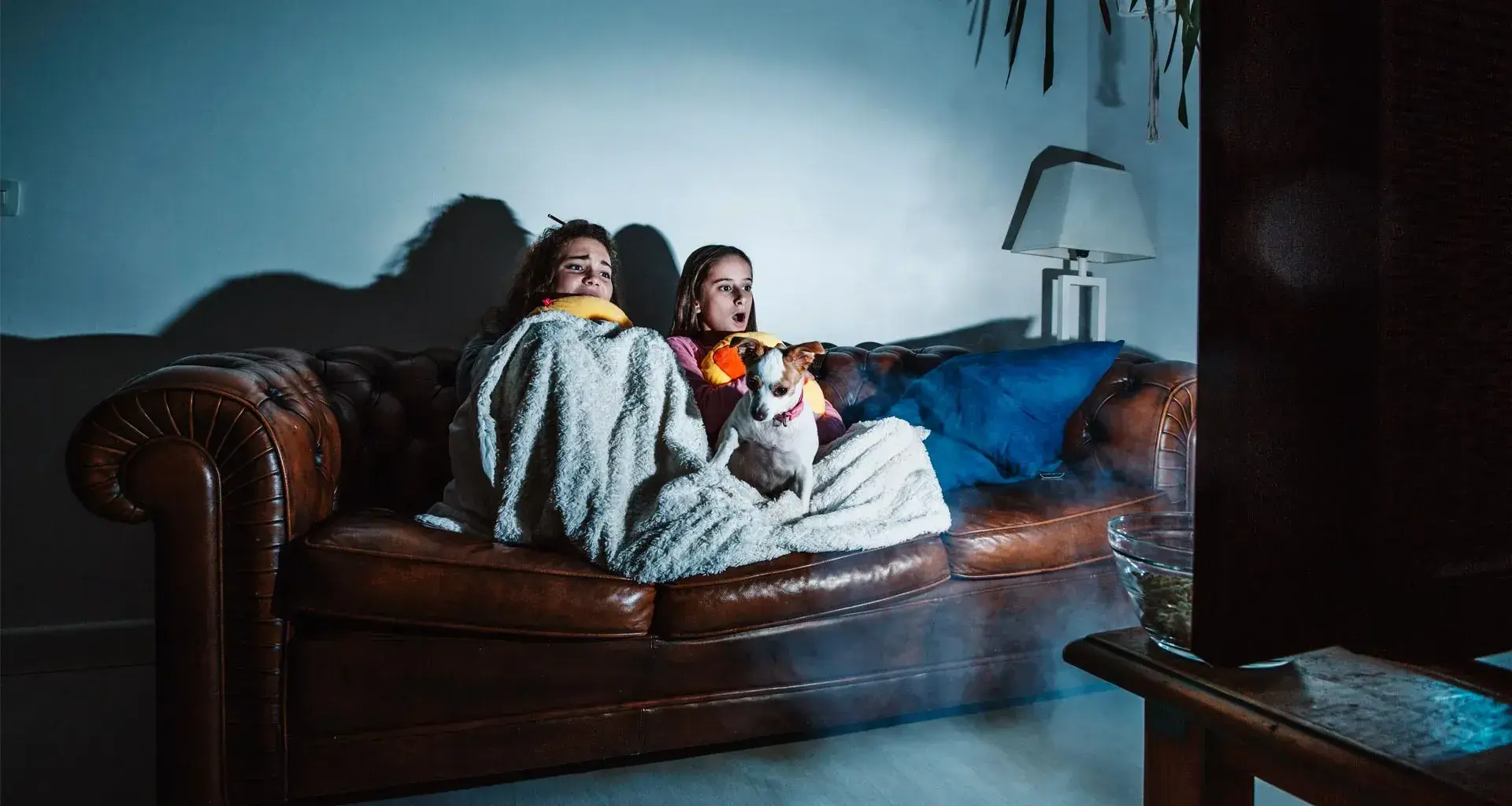 dos mujeres viendo película de terror
