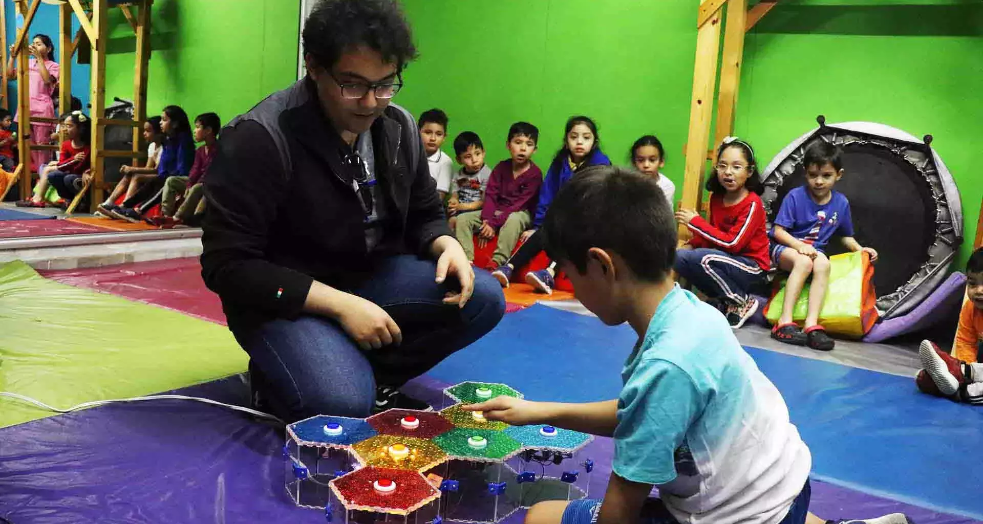 Alumnos del Tec crean juguetes para niños con autismo