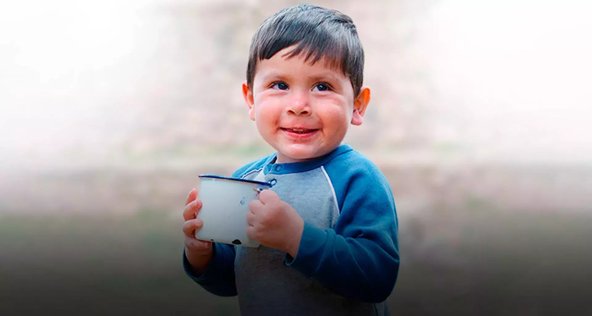 combate al hambre, niño portando una taza en sus manos