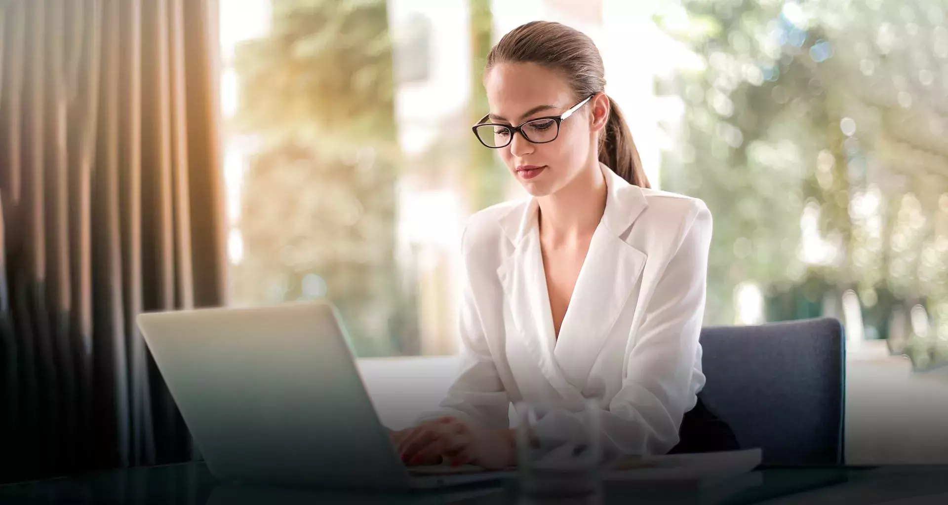 Mujer ejecutiva trabajando en computadora