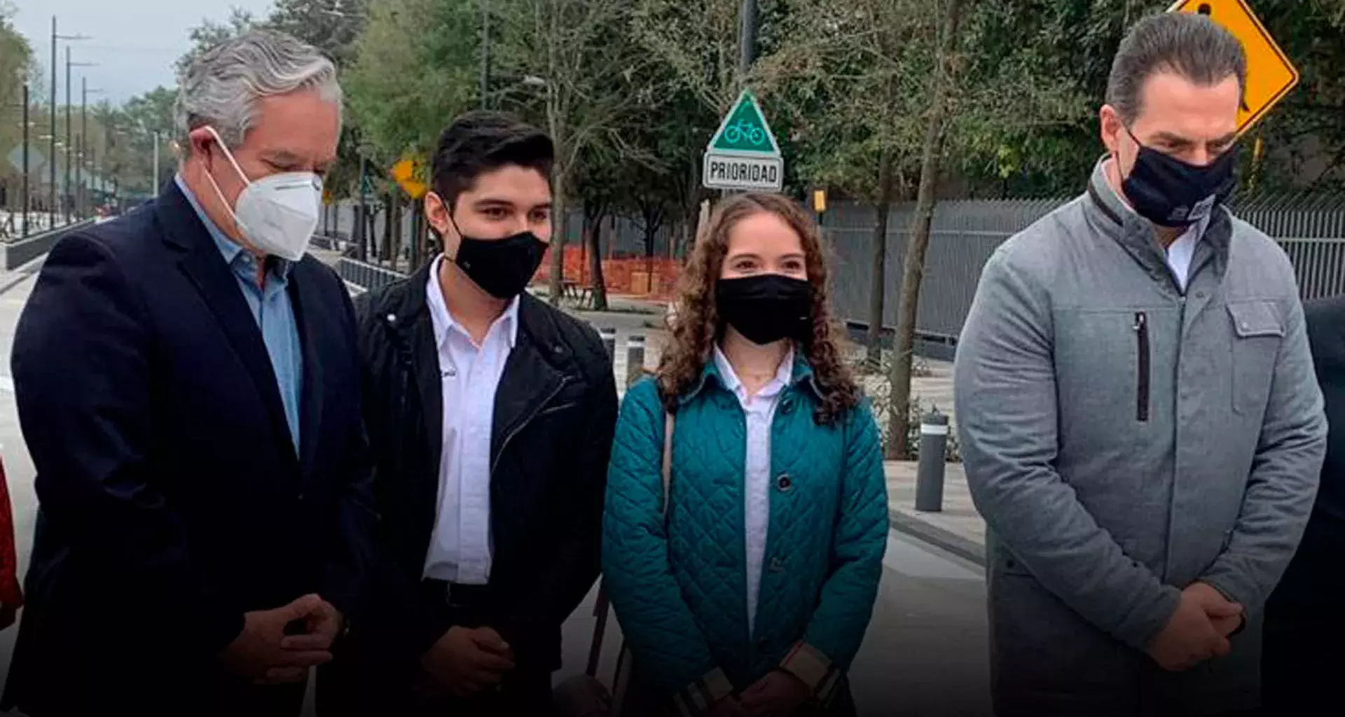 Alumnos junto a Mario Adrián Flores, vicepresidente Región Monterrey y Adrián de la Garza, presidente municipal de Monterrey