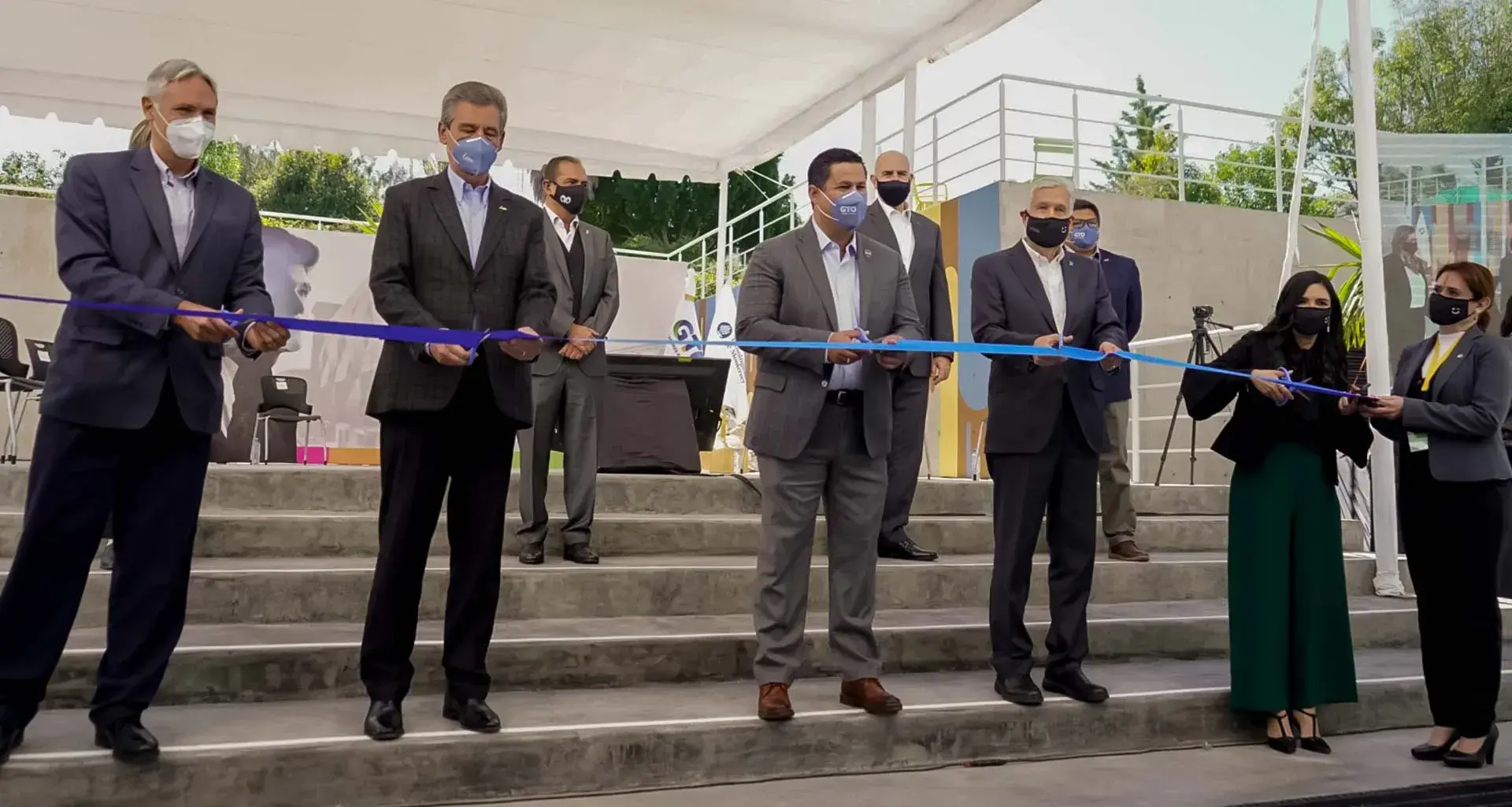 Autoridades Tec e invitados de gobierno estatal y municipal cortando el listón de las nuevas instalaciones de PrepaTec en campus León