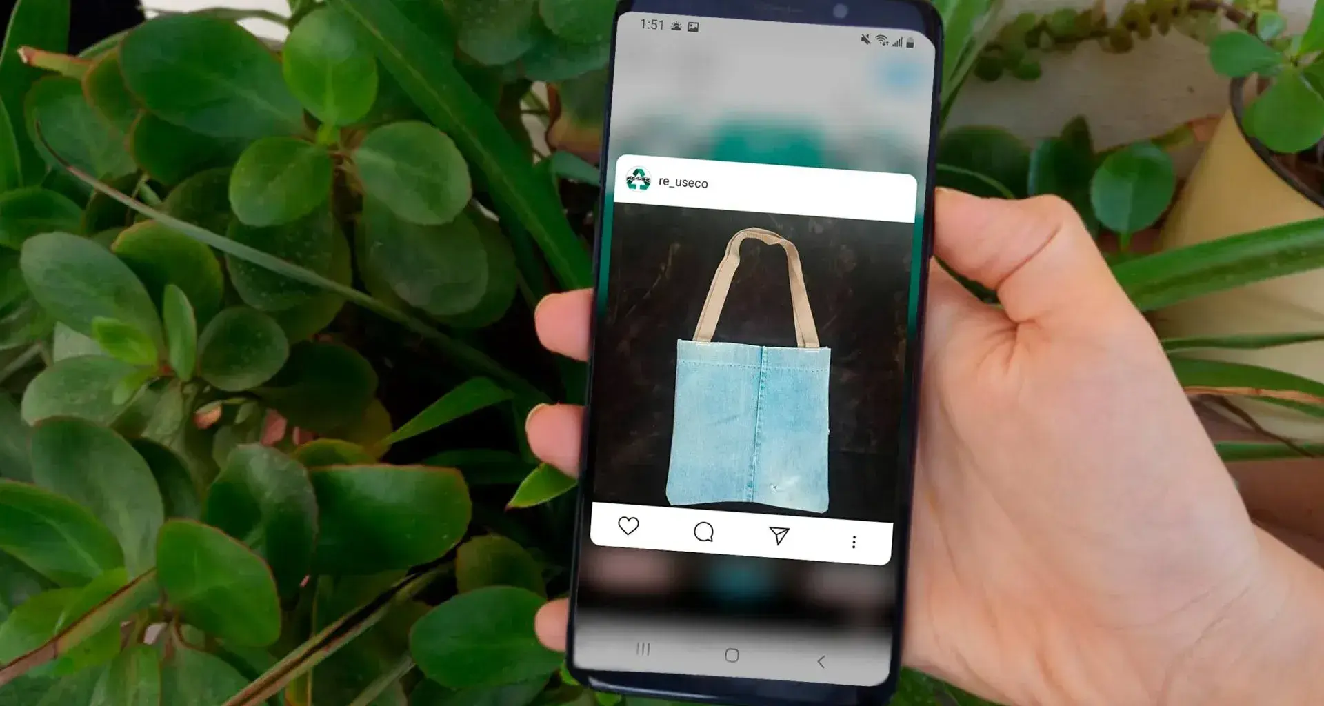 Instagram de RE-USE mostrando una de sus bolsas ecológicas 