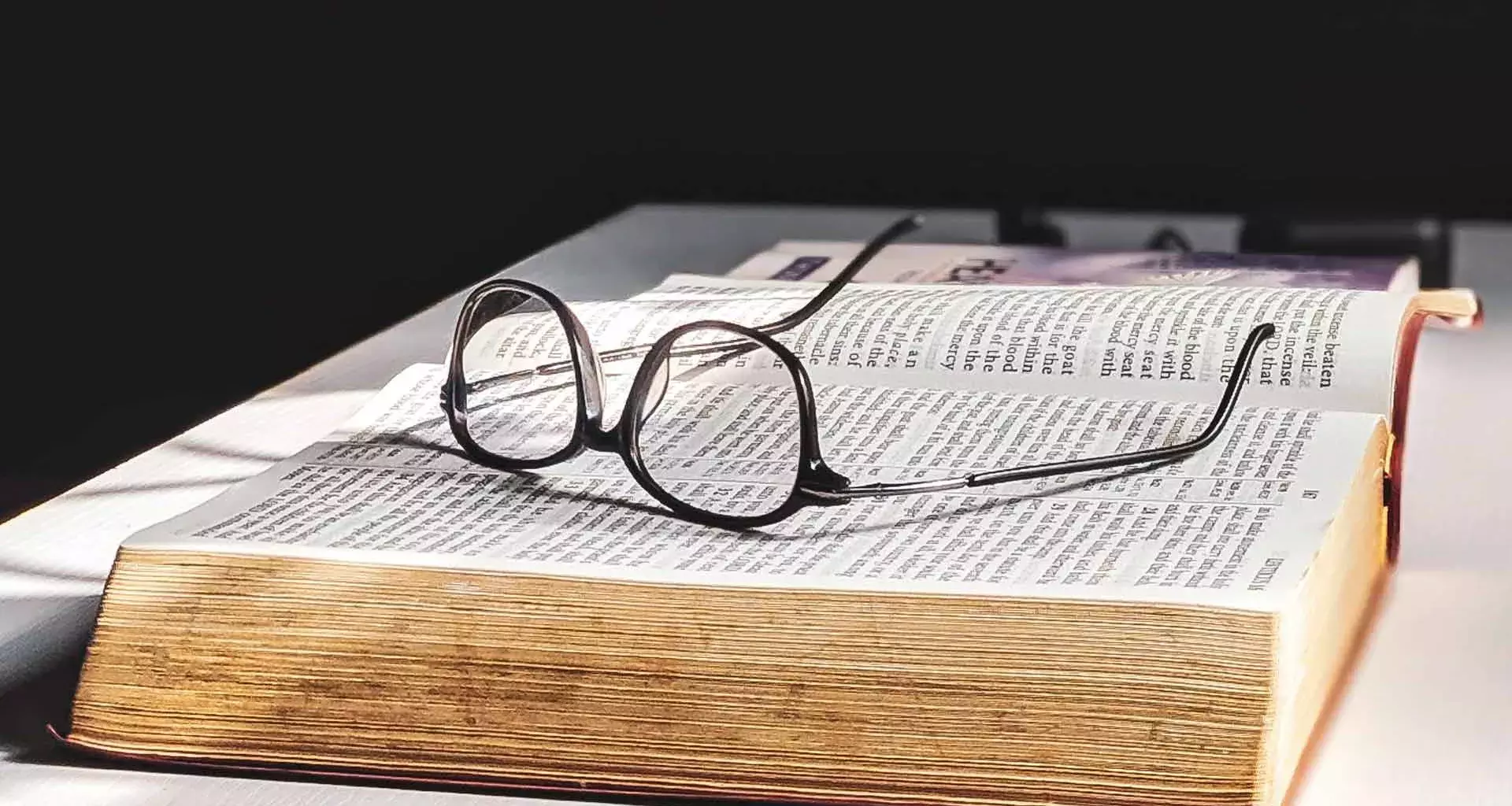 Lentes y un libro. 