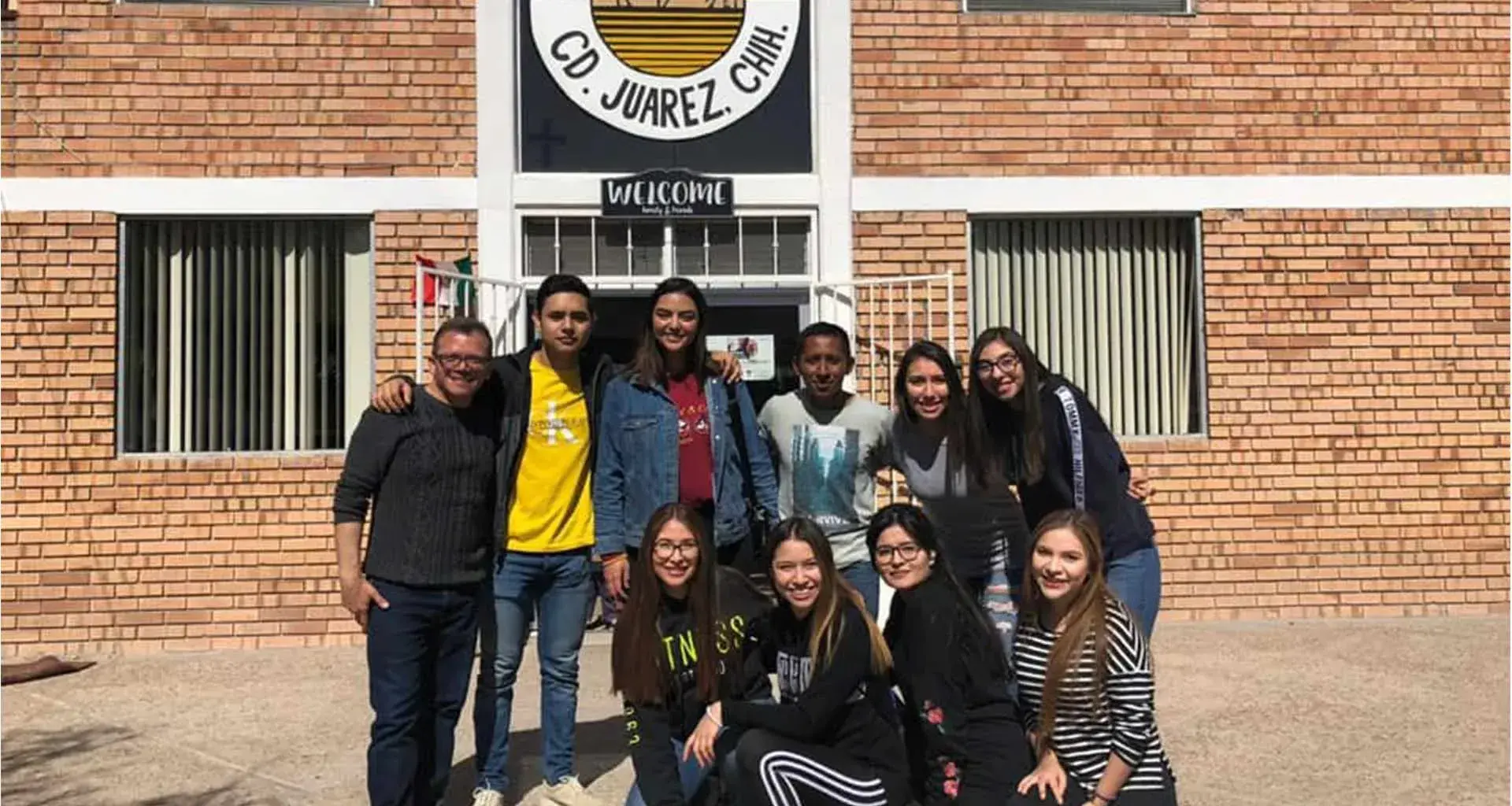Alumnos y maestro visitan la Casa del Migrante