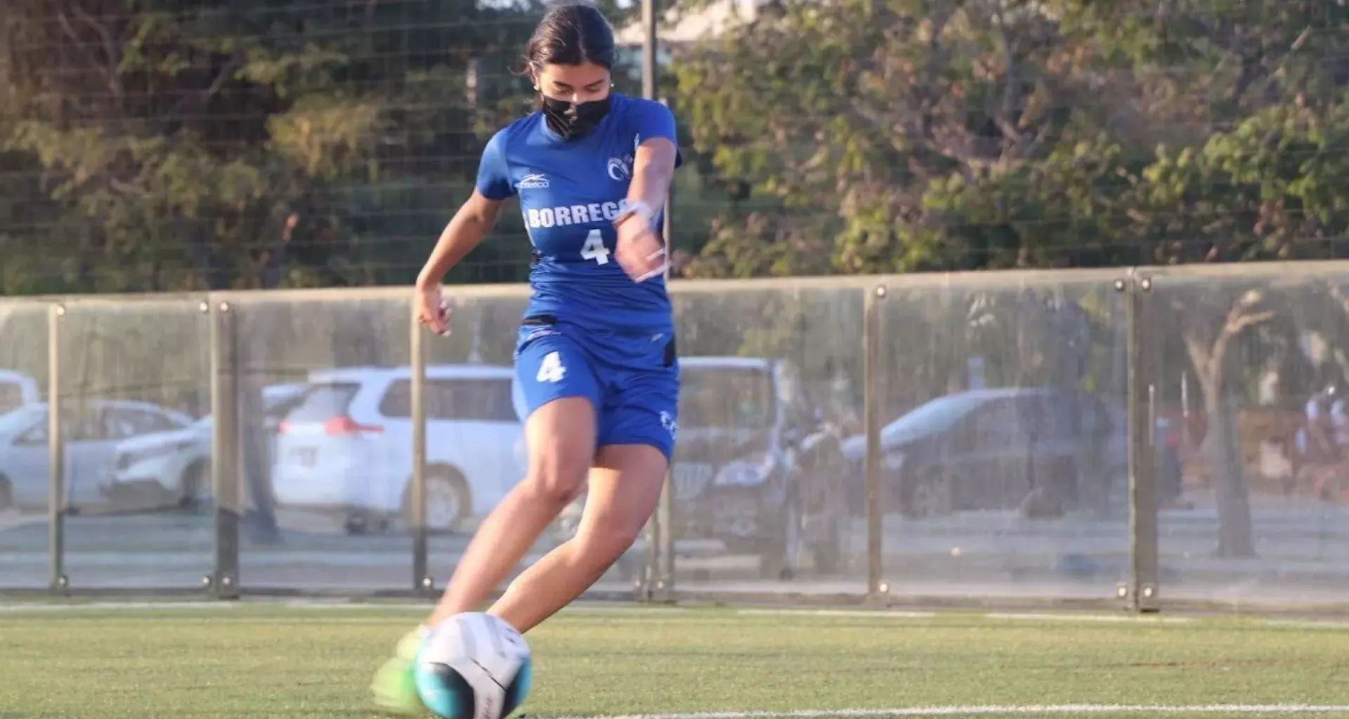 Integrante de Borregos Tampico de la disciplina de fútbol controlando un balón.