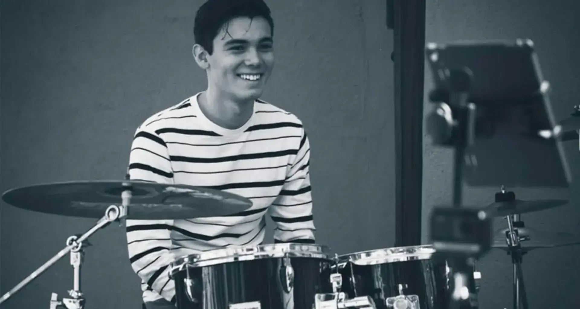 Juan Pablo tocando la batería