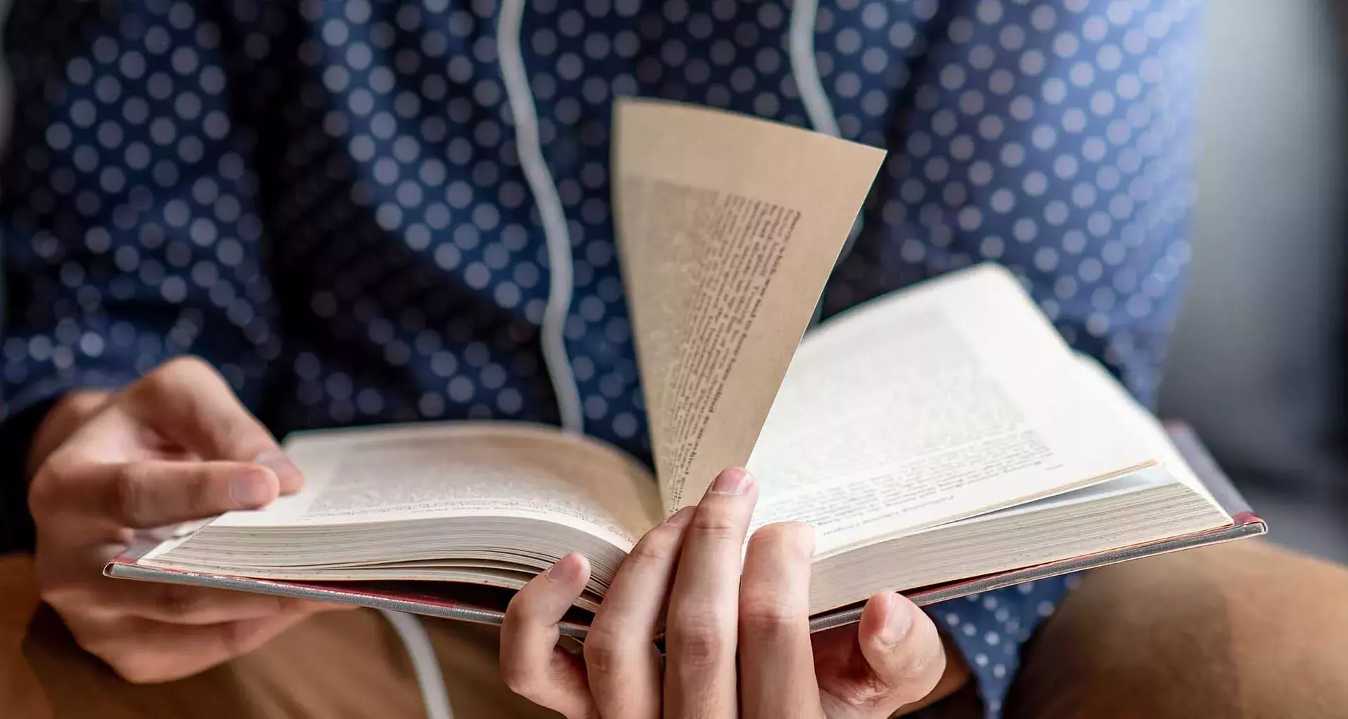 Joven leyendo día mundial del libro y los derechos de autor