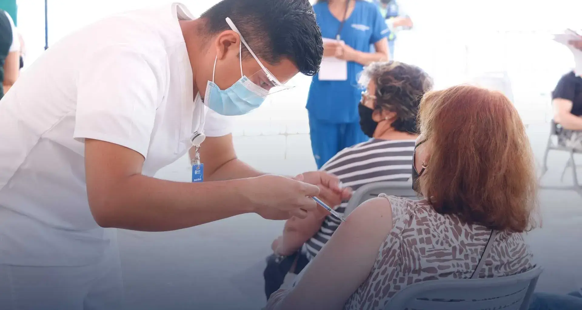 Vacunan más de 2 mil 400 personas en campus Monterrey