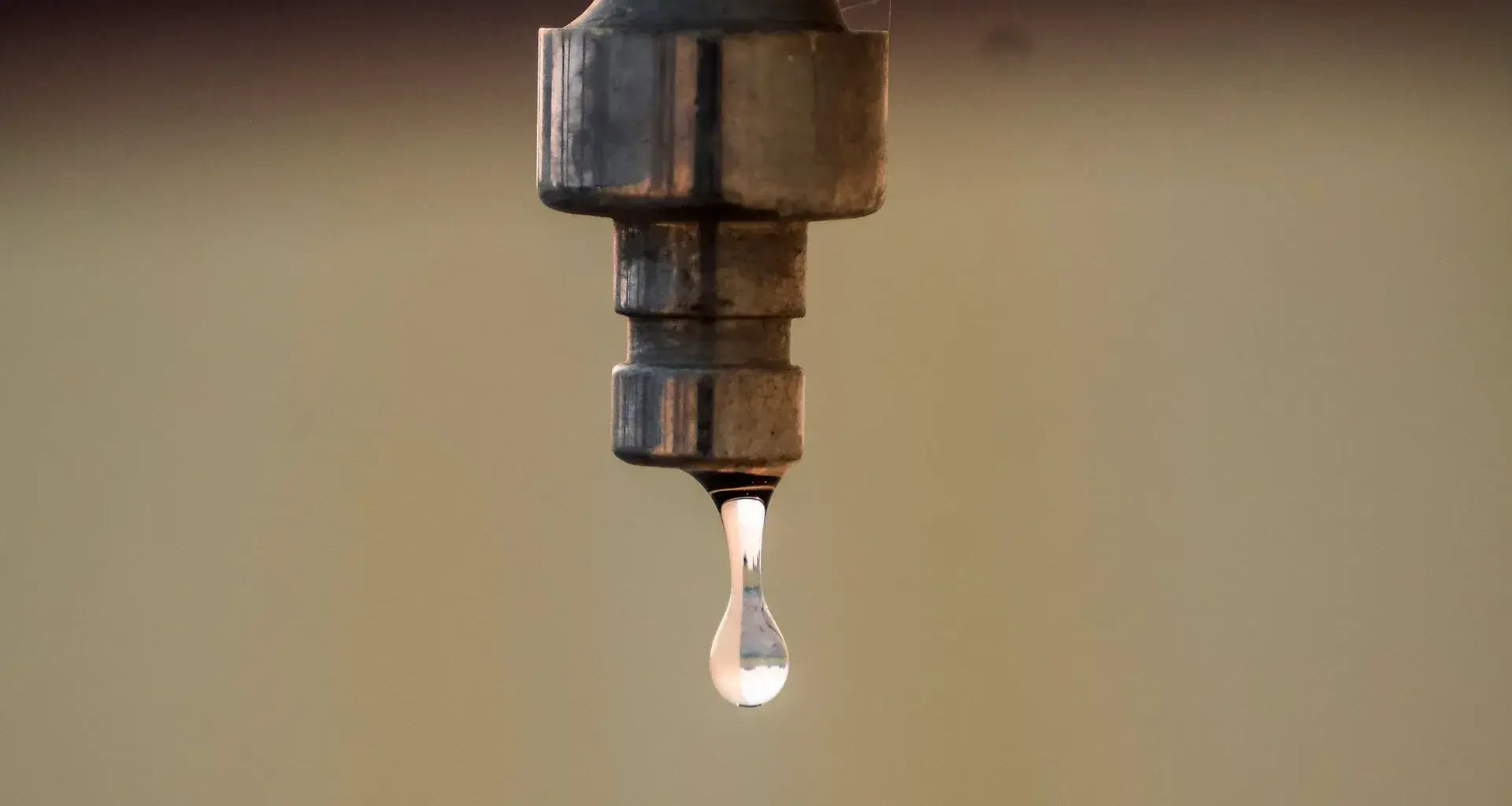 Gota de agua cayendo de una llave