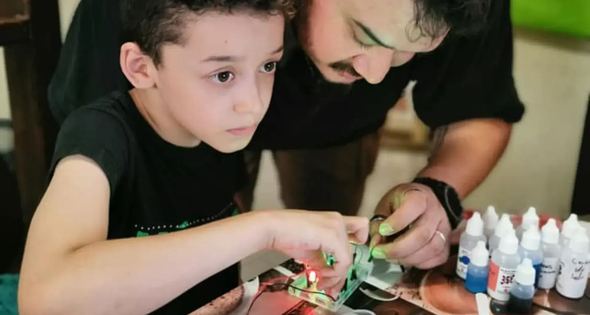 Niño y su papá utilizando el kit  de juego de Labgo