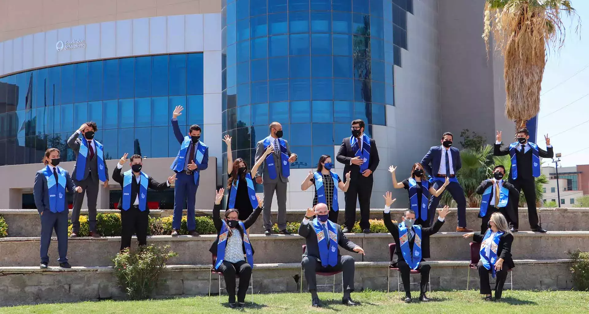 Vuelven al campus para su foto de generación