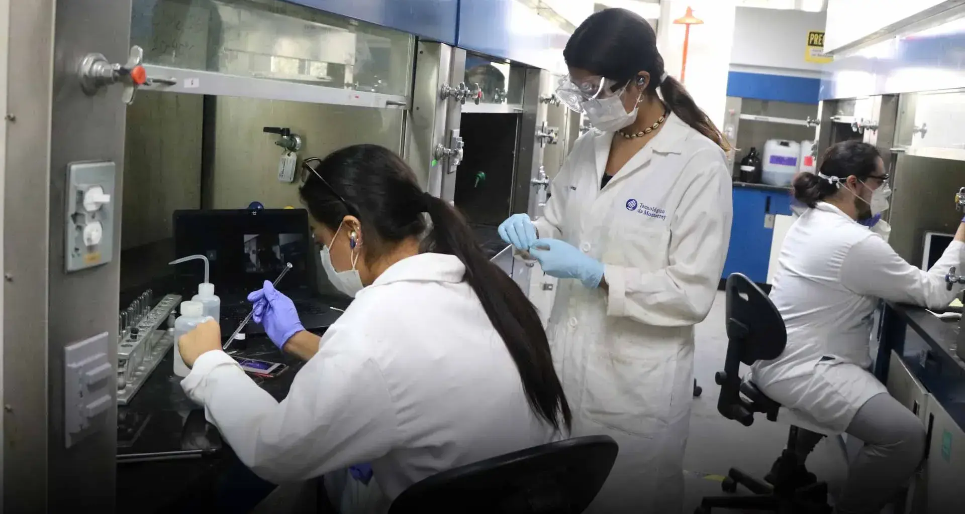 Tienen regreso híbrido en laboratorios